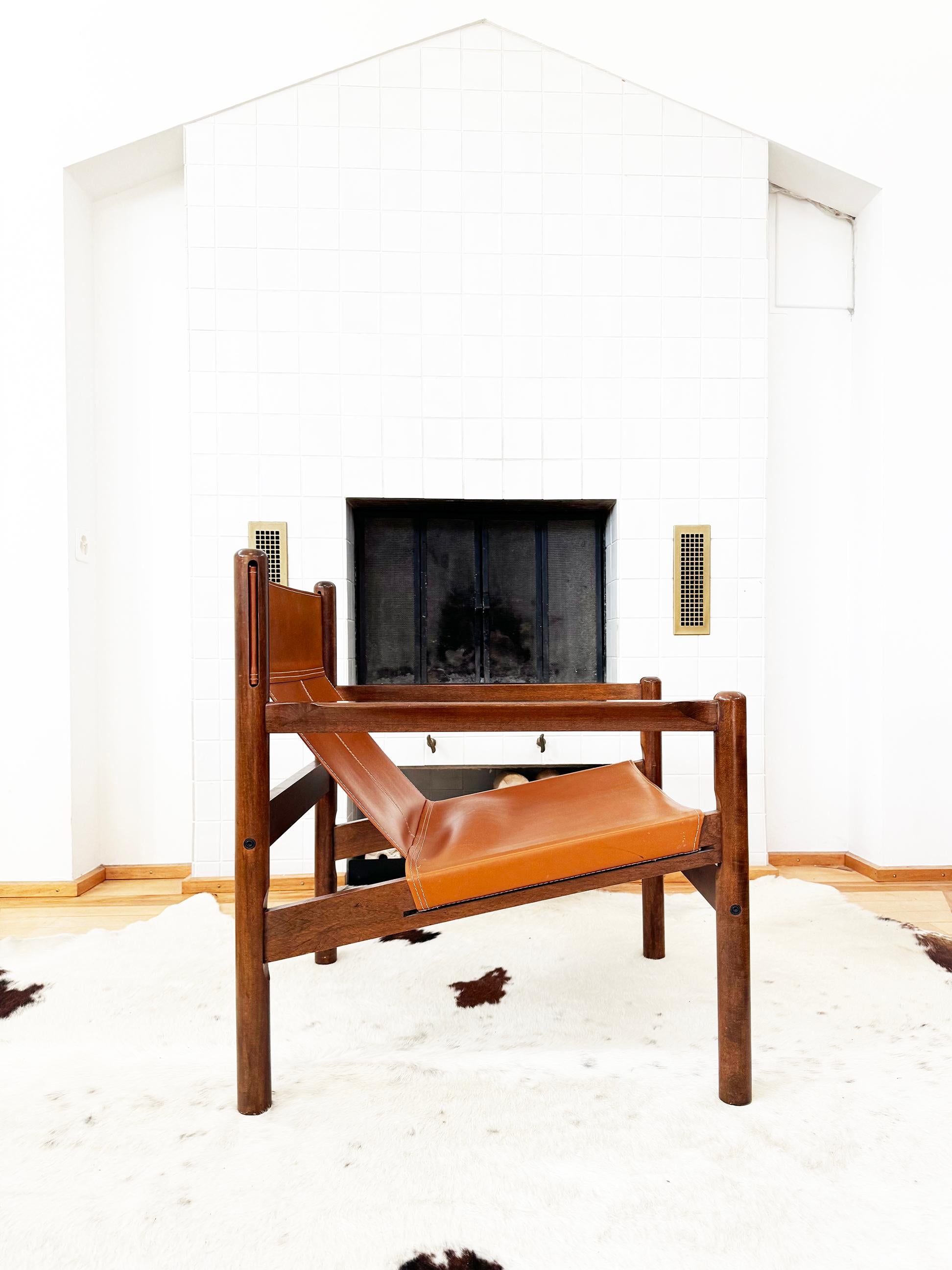 Metà XX secolo 60s Michel Arnoult Brazilian Roxinho Leather + Wood Sling Lounge Chair, EX Cond! in vendita