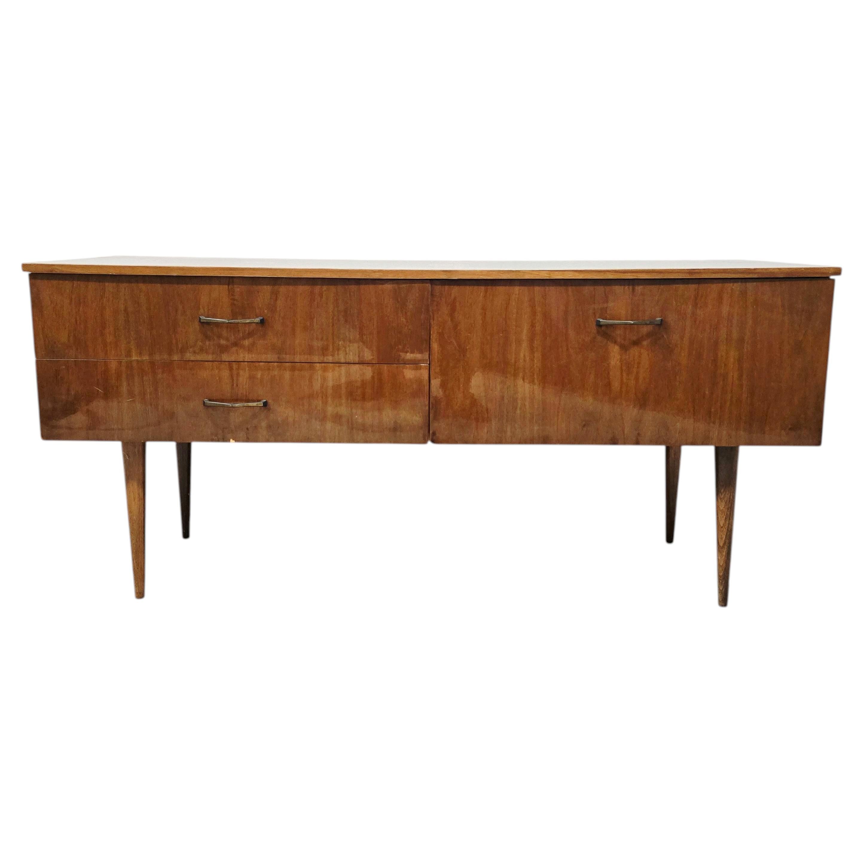 Cabinet moderne du milieu du siècle en bois de noyer, Slovénie, Design/One des années 1960 en vente
