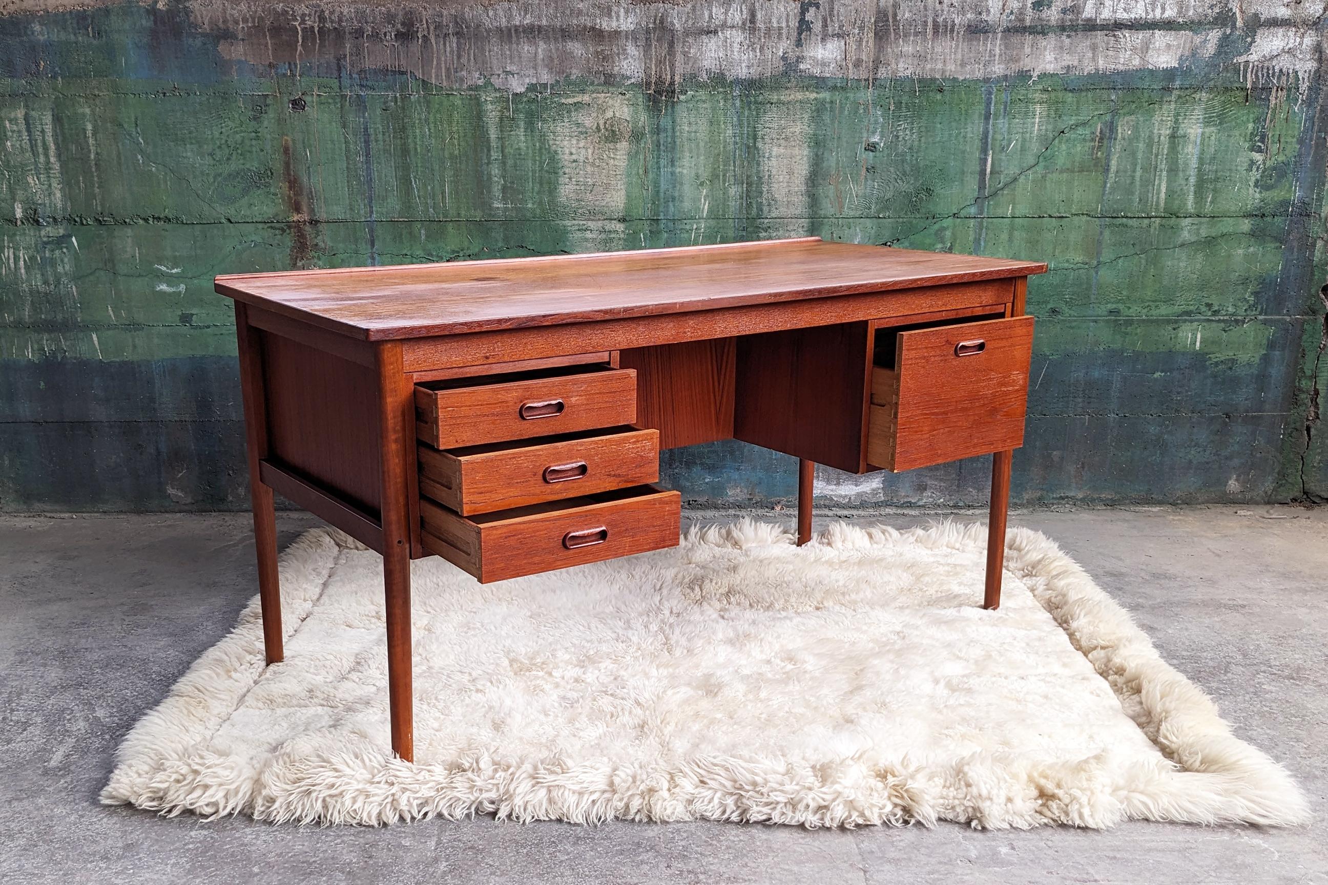 Very nice original 1960's Arne Vodder Executive teak rosewood desk with a built in bookshelf on the back, three drawers and a filing cabinet.  

Finished on both sides, so if can be featured in the center of a room, or anywhere in a space.

Very
