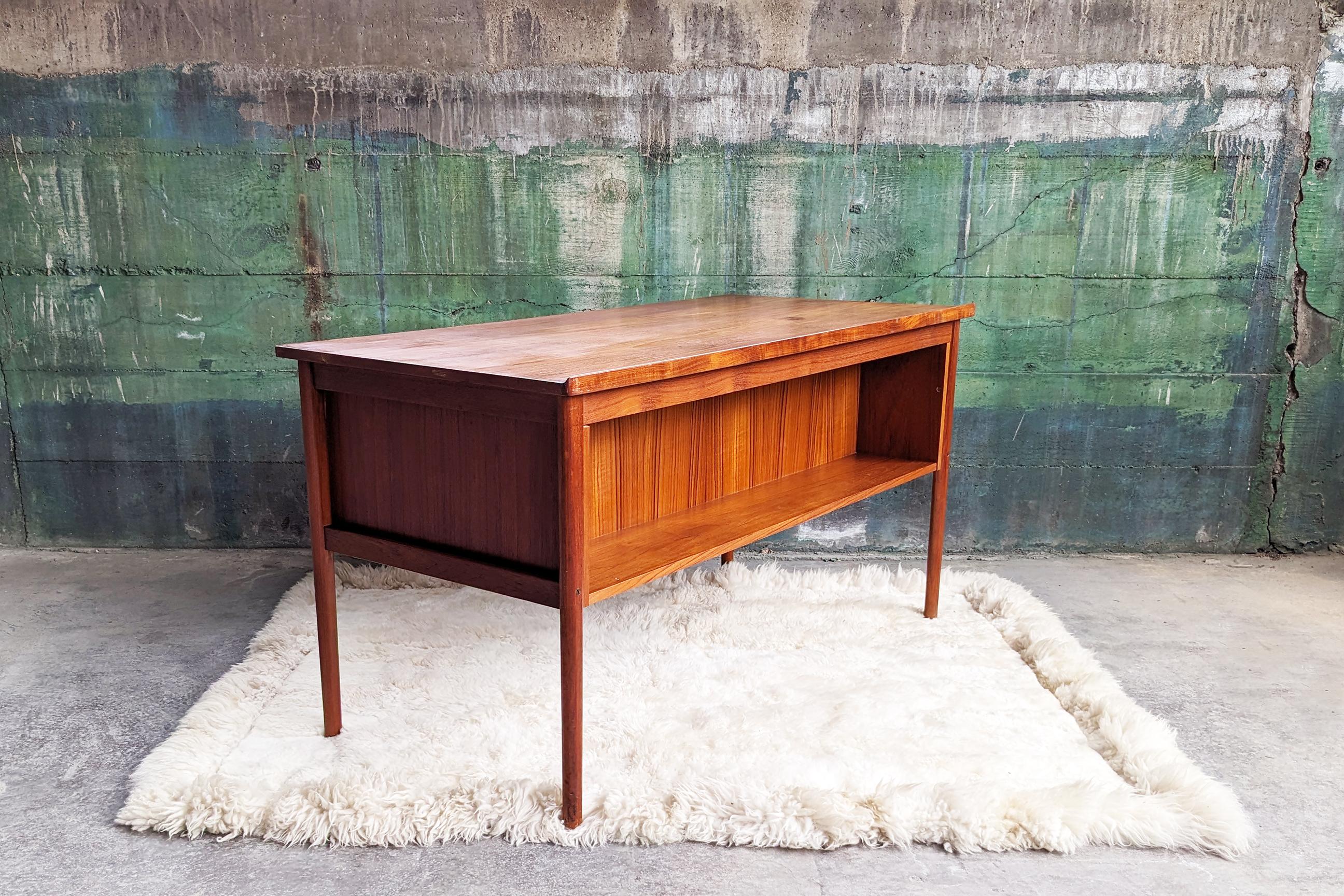 60s Mid Century Danish Teak Rosewood Arne Vodder Exec. Desk w/ Bookshelf drawers For Sale 1