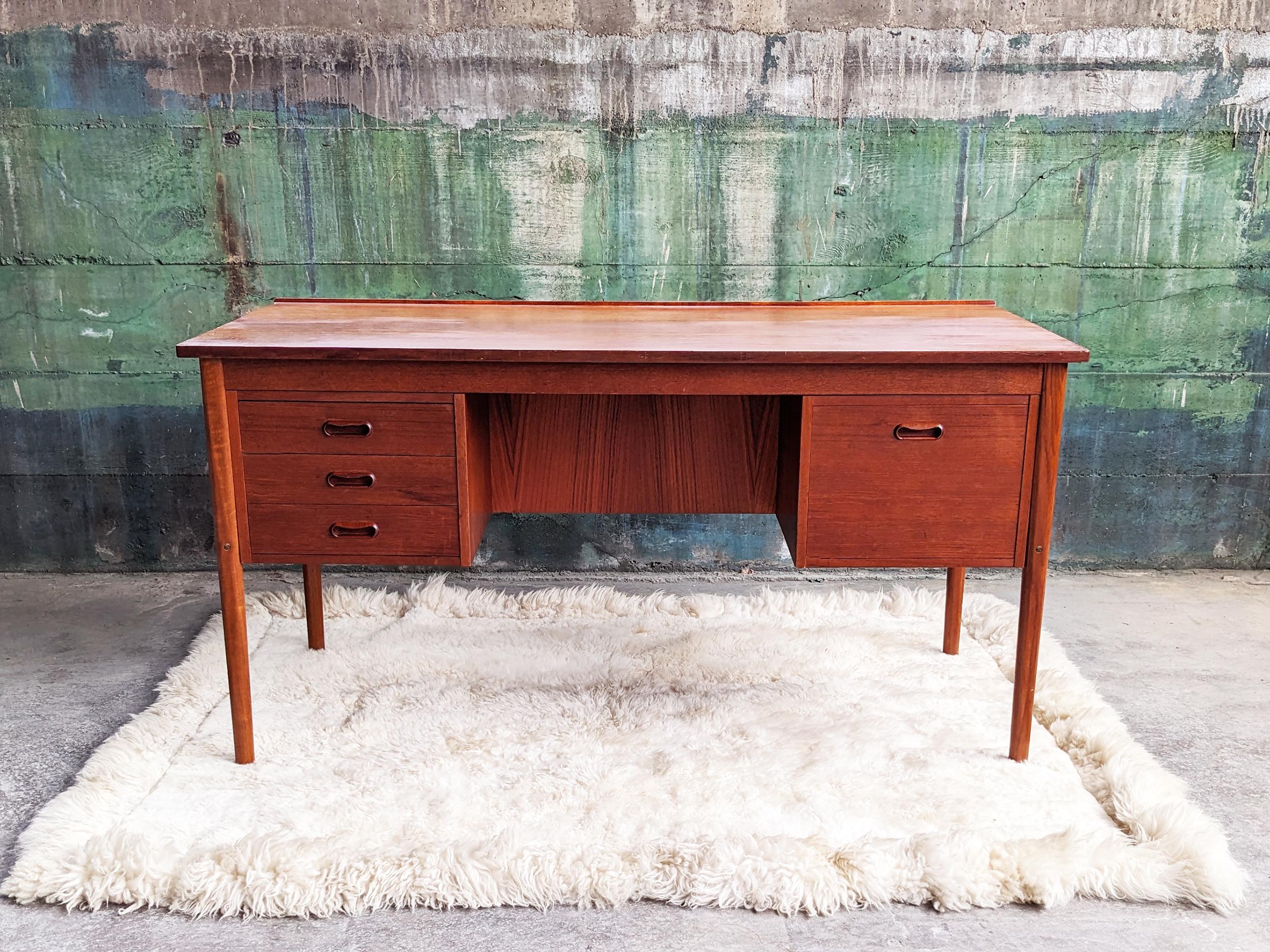 60s Mid Century Danish Teak Rosewood Arne Vodder Exec. Desk w/ Bookshelf drawers For Sale 2