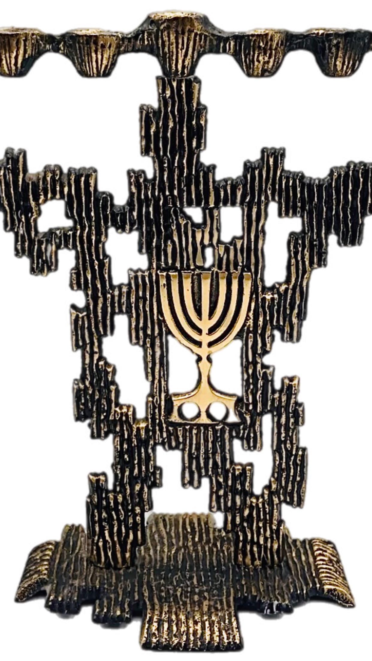 Bellissima Menorah Hanukkah a 9 candele realizzata artigianalmente da K.L. Hakuli per Weinberg, Israel.

Il pezzo è decentrato e molto astratto, con linee verticali incise e creste freeform su tutto il perimetro. 

Misura 8