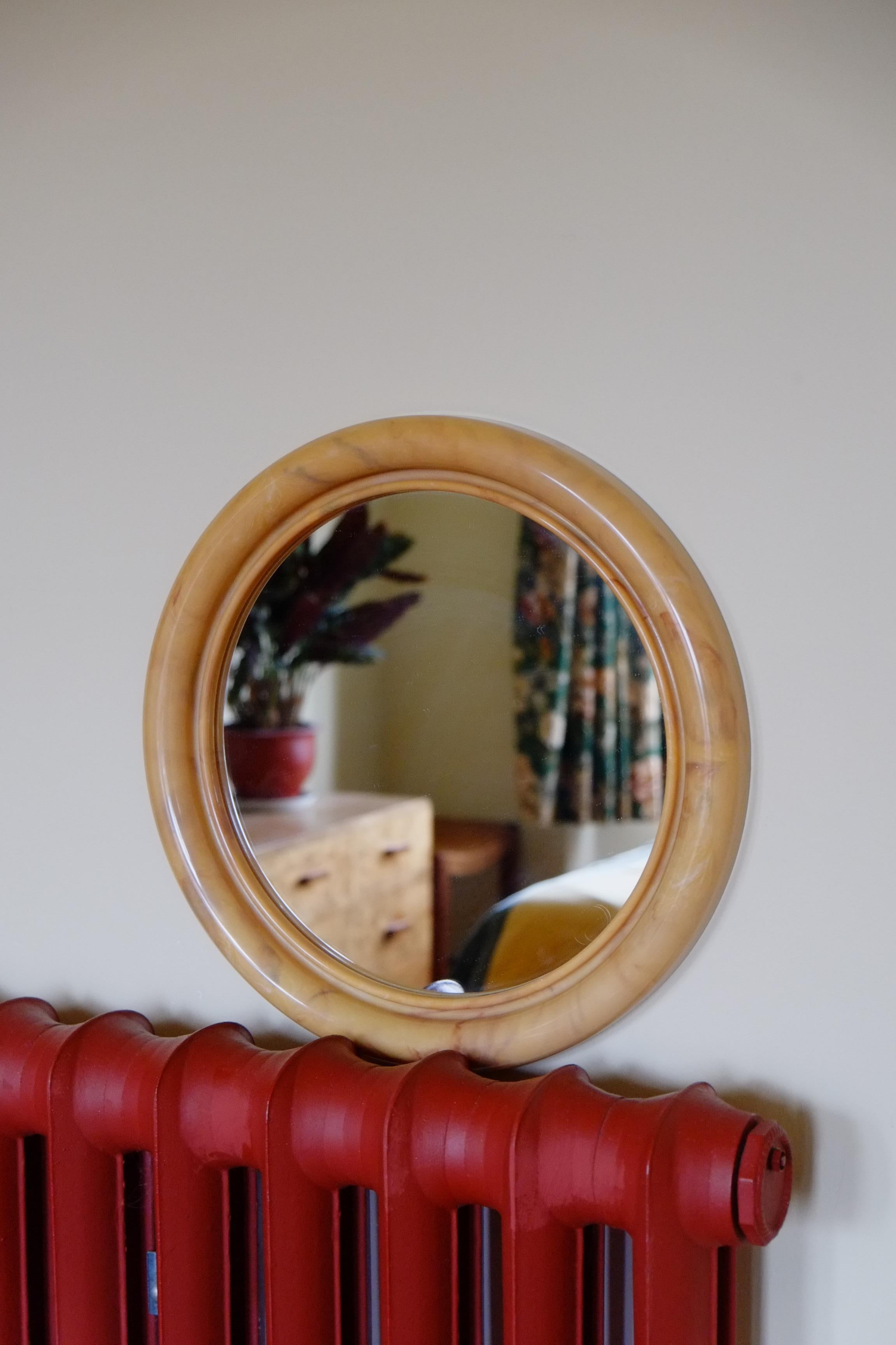 Mid-Century Modern 60's Mid Century Retro English Butterscotch Marbled Round Bathroom Mirror  For Sale
