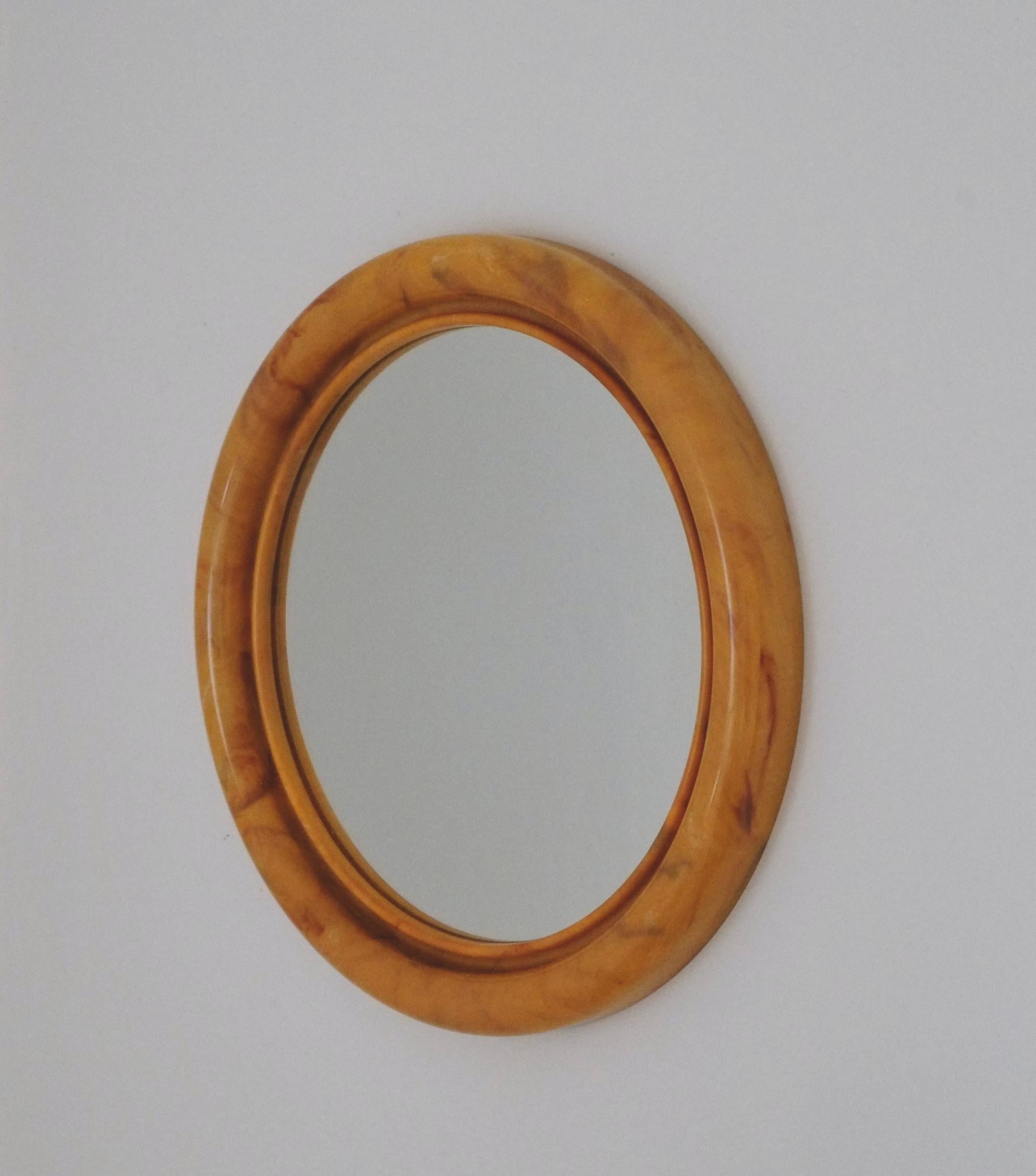 60's Mid Century Retro English Butterscotch Marbled Round Bathroom Mirror  In Good Condition For Sale In Leicester, GB