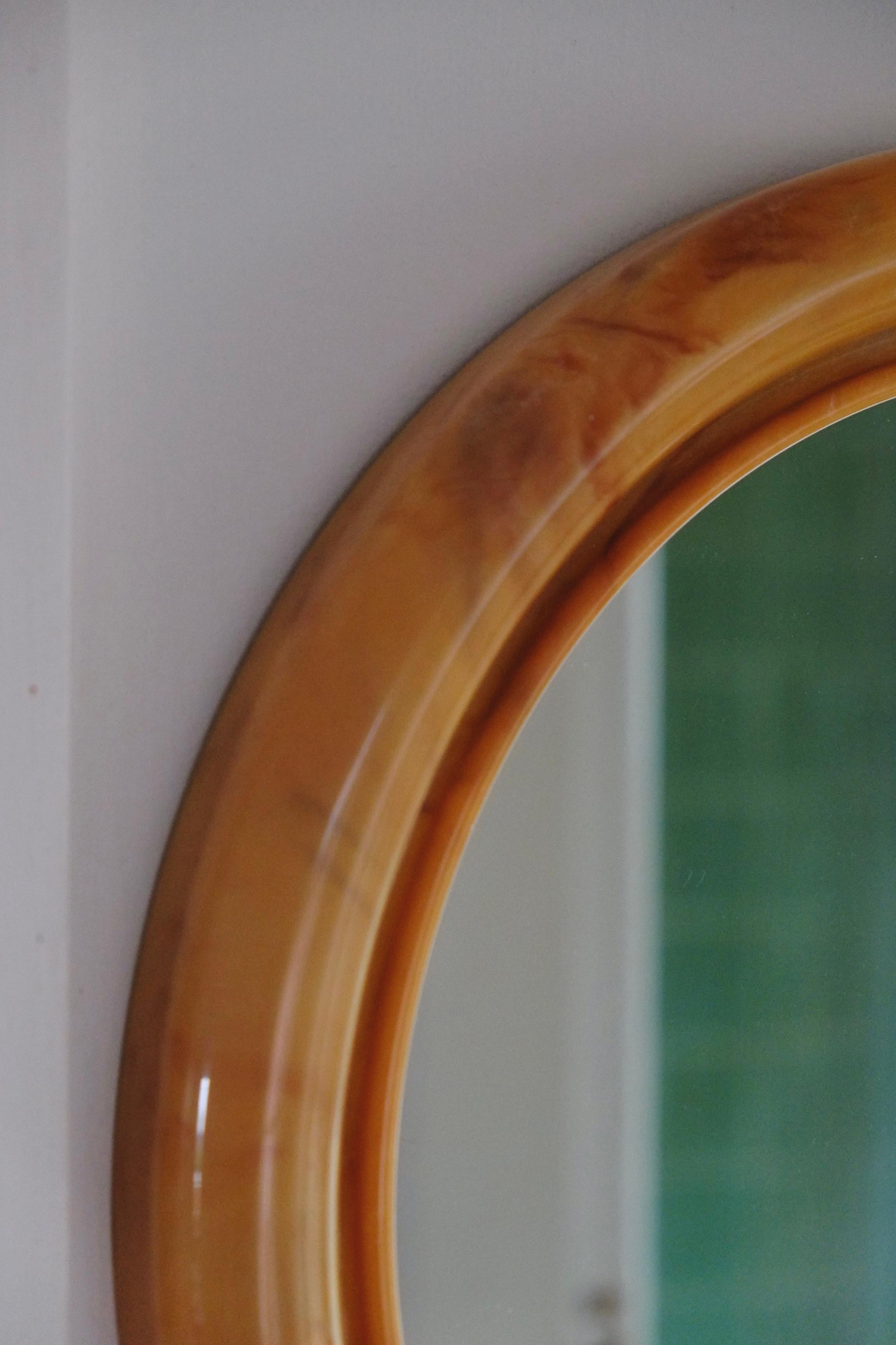 Mid-20th Century 60's Mid Century Retro English Butterscotch Marbled Round Bathroom Mirror  For Sale