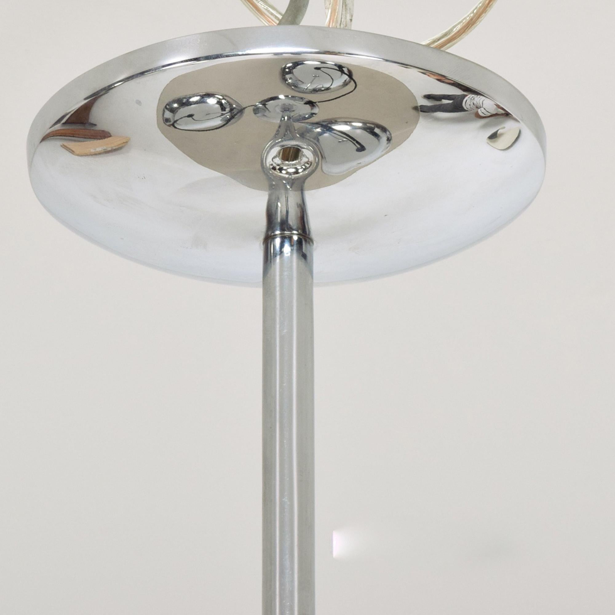 AMBIANIC presents
1960s Lightolier Directional 3 Light Globe Pendant Lamp Chrome & Lucite
Constructed with three adjustable chrome-plated lights allowing for light direction.
Mounted on Smoke Lucite shade.
27 tall x 23.75 in diameter
Unmarked.