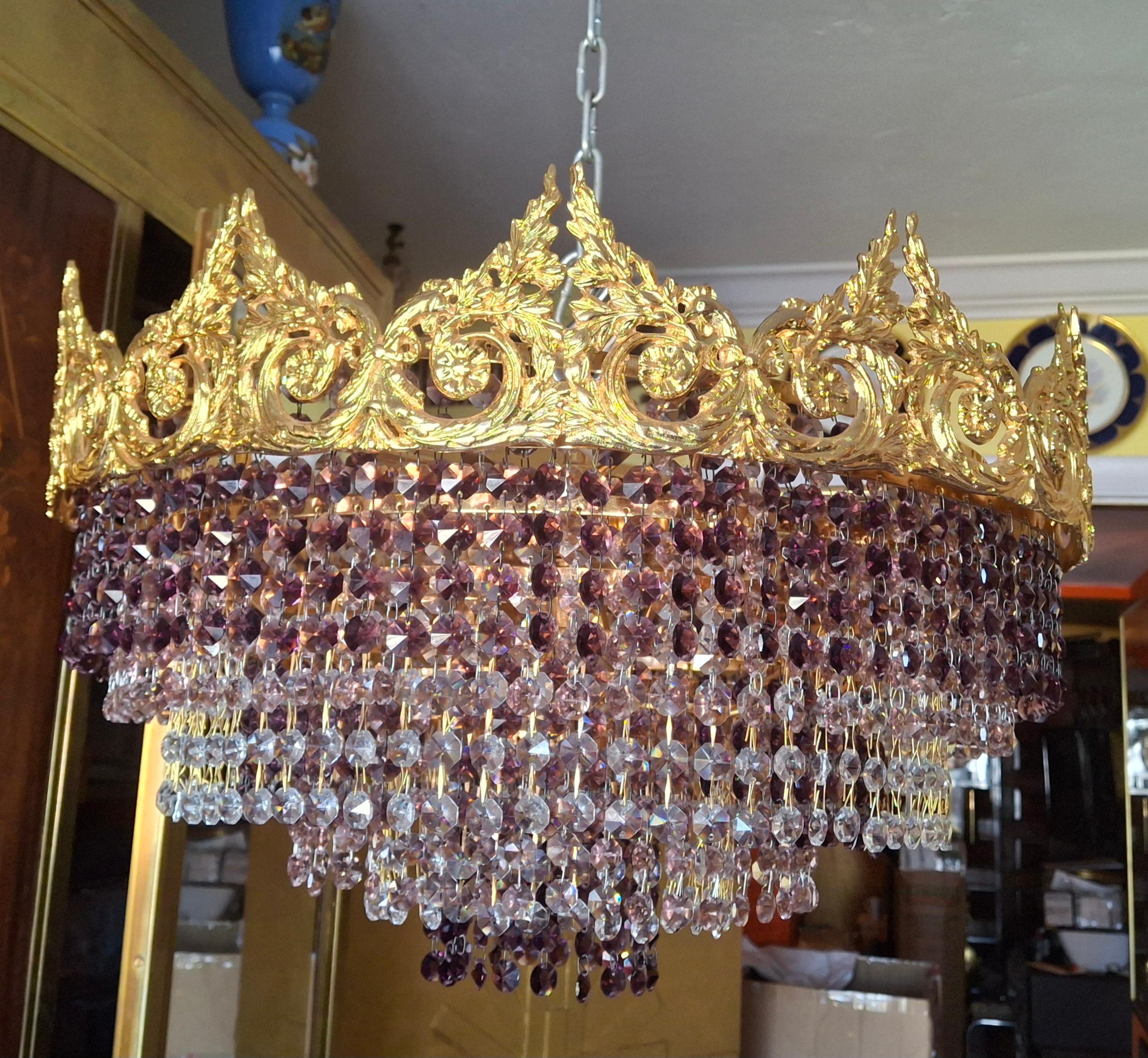 Lustre monumental de style Empire en bronze doré avec cascade de cristal taillé en améthyste, datant des années 1960, par Palme & Walter Palwa. Il s'agit d'un lustre de très haute qualité composé de 8 étages d'améthyste et de cristal autrichien