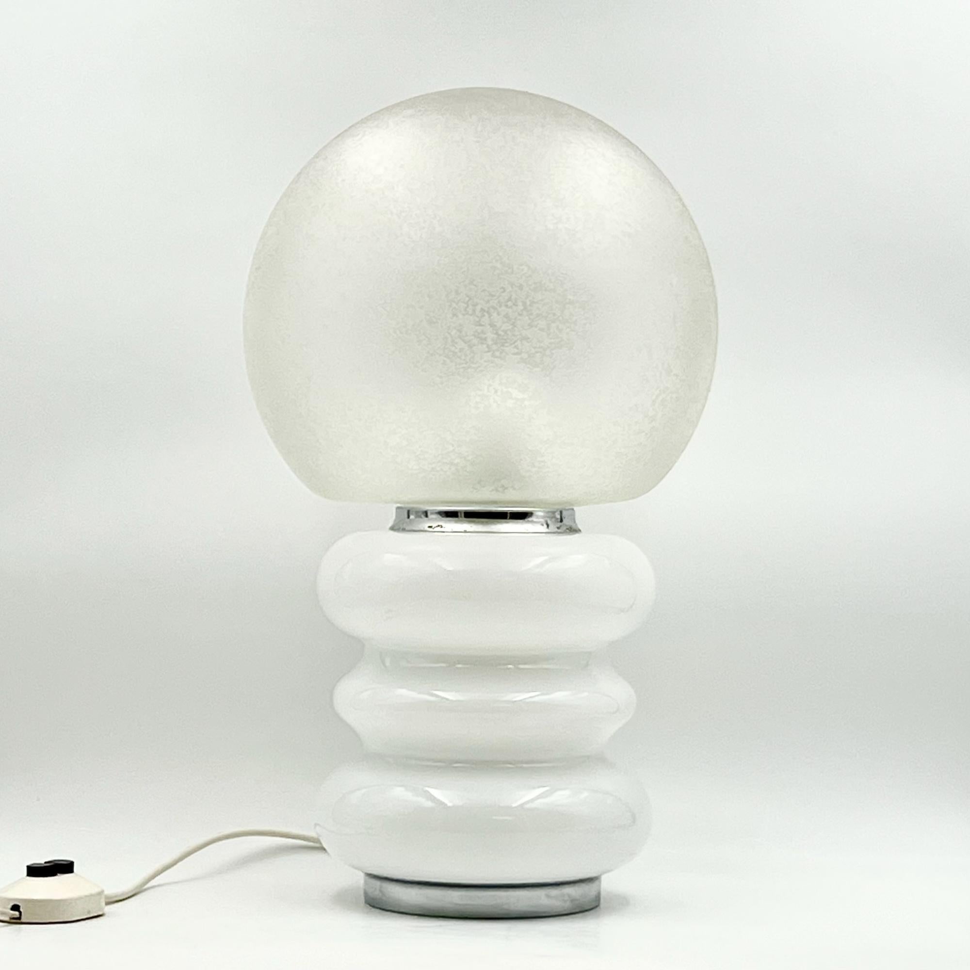 Mid-Century Modern 60s Murano Glass Table Lamp with Ice Crystal Effect - Iconic Design Lighting For Sale