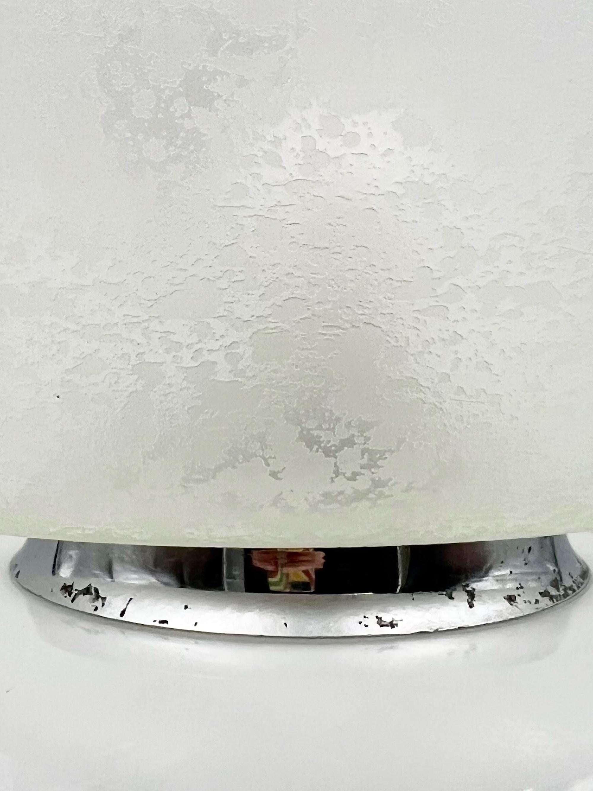 Italian 60s Murano Glass Table Lamp with Ice Crystal Effect - Iconic Design Lighting For Sale