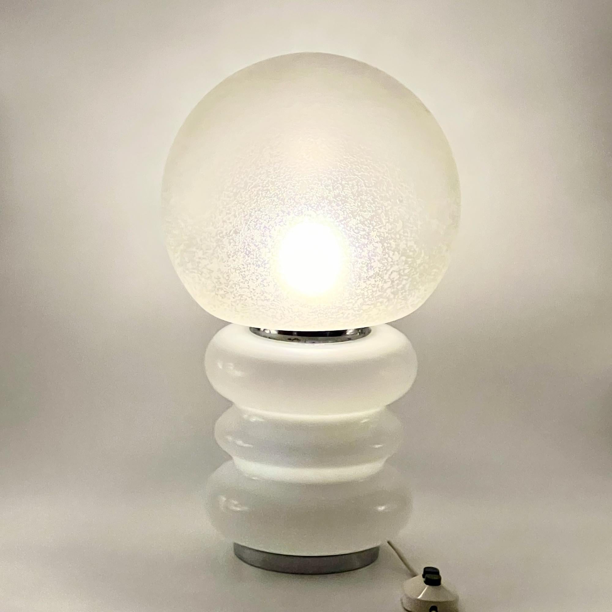 60s Murano Glass Table Lamp with Ice Crystal Effect - Iconic Design Lighting For Sale 1