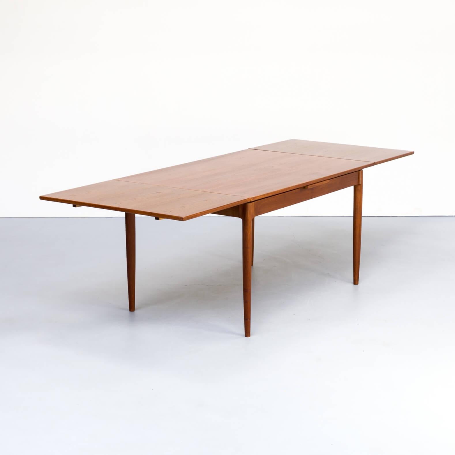 1960s Niels Otto Møller extendable dining table ‘model no 12’ for J.L. Møllers, beautiful detailed. Good condition consistent with age and use.