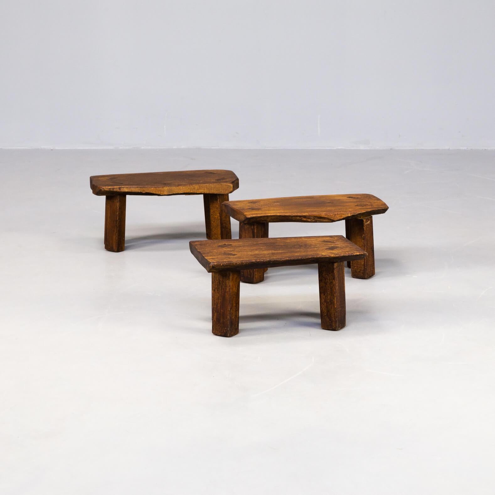 This set of three small sideables is full oak and consists of a beautiful solid leg with beautiful connection to the table tops. The tables are completely timeless and fits in many interiors.
 