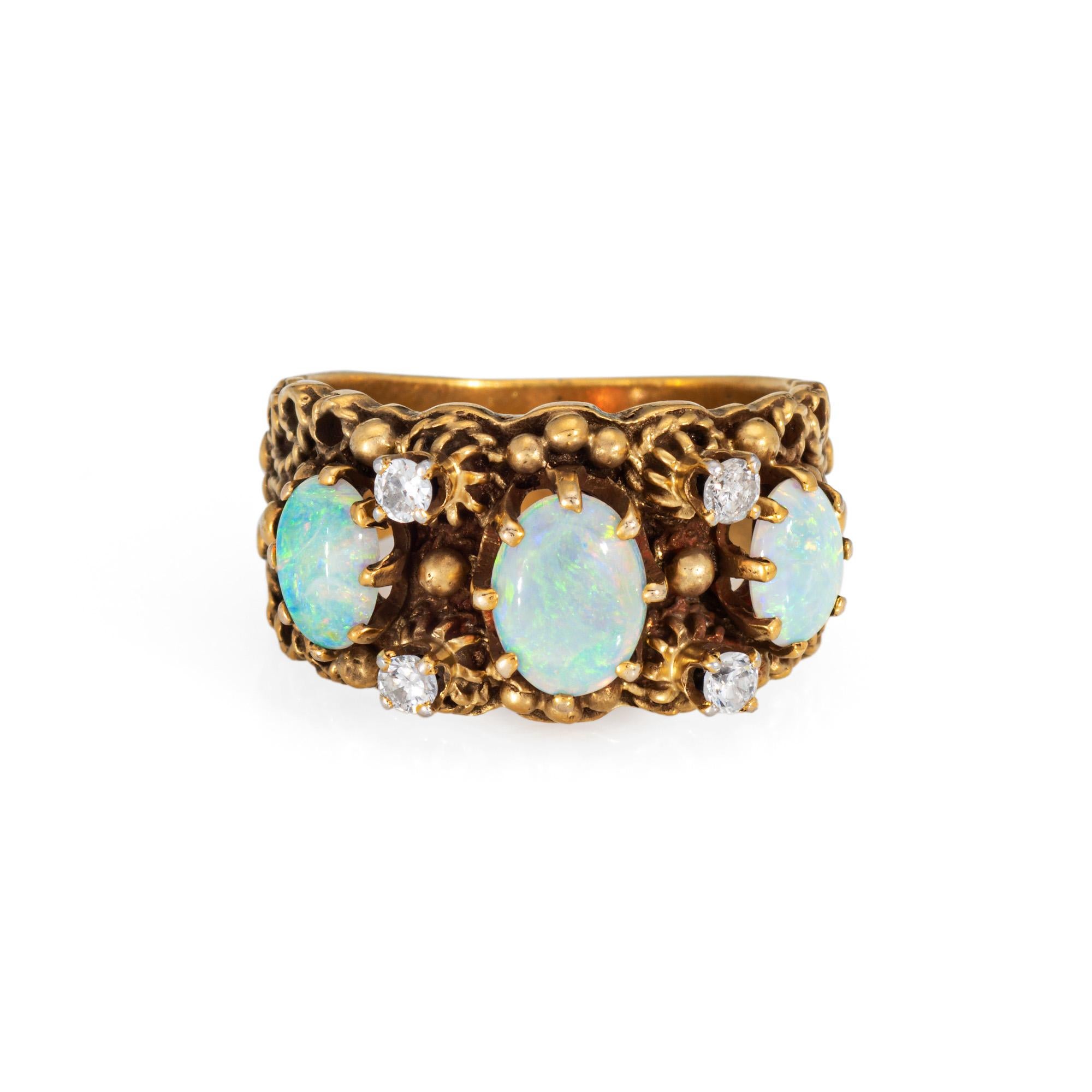 Bague élégante en opale naturelle et diamant (circa 1960) réalisée en or jaune 14k. 

Les opales naturelles mesurent 7mm x 5mm (centre) et 6mm x 5mm (2 extérieures). Quatre diamants totalisent un poids estimé à 0,04 carat (couleur estimée I-J et