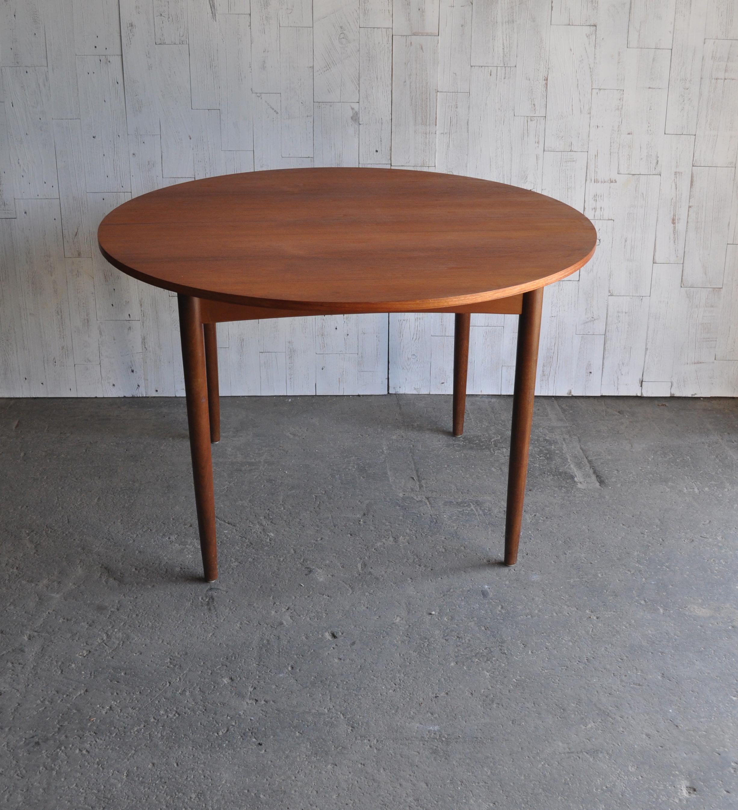 Vintage, midcentury, Scandinavian Modern
This vintage item is in very good condition
1960s original G Plan E Gomme vintage midcentury round extending dining table
Dimensions: D 122 (152 extended) x H 73 cm.