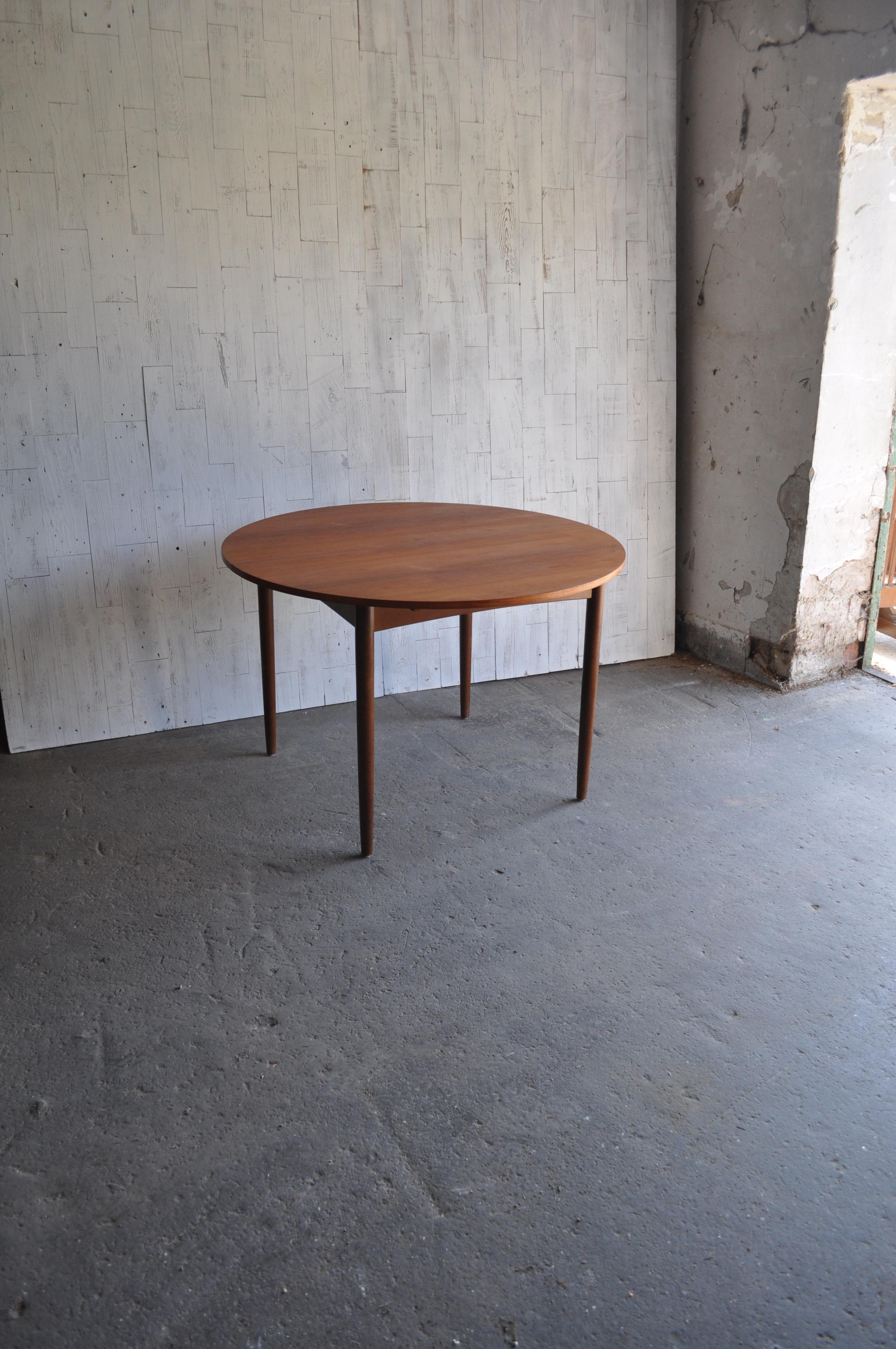 1960s Original G Plan E Gomme Vintage Midcentury Round Extending Dining Table In Good Condition For Sale In Lábatlan, HU