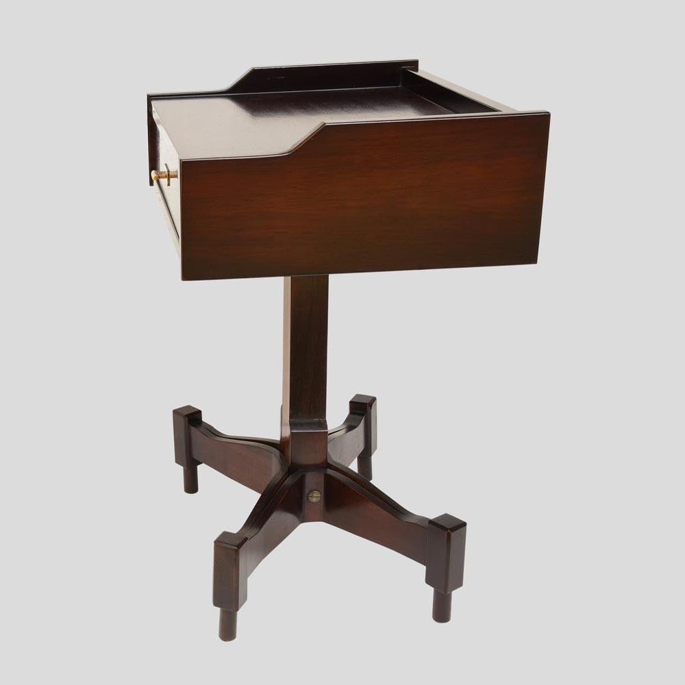 A good vintage 1960s pair of side tables or bedside tables.
Polished Rosewood rectangular shaped structure, one single drawer each with a rectangular brass handle on a stem based on a X shaped platform.
Designed by Claudio Salocchi for Sormani