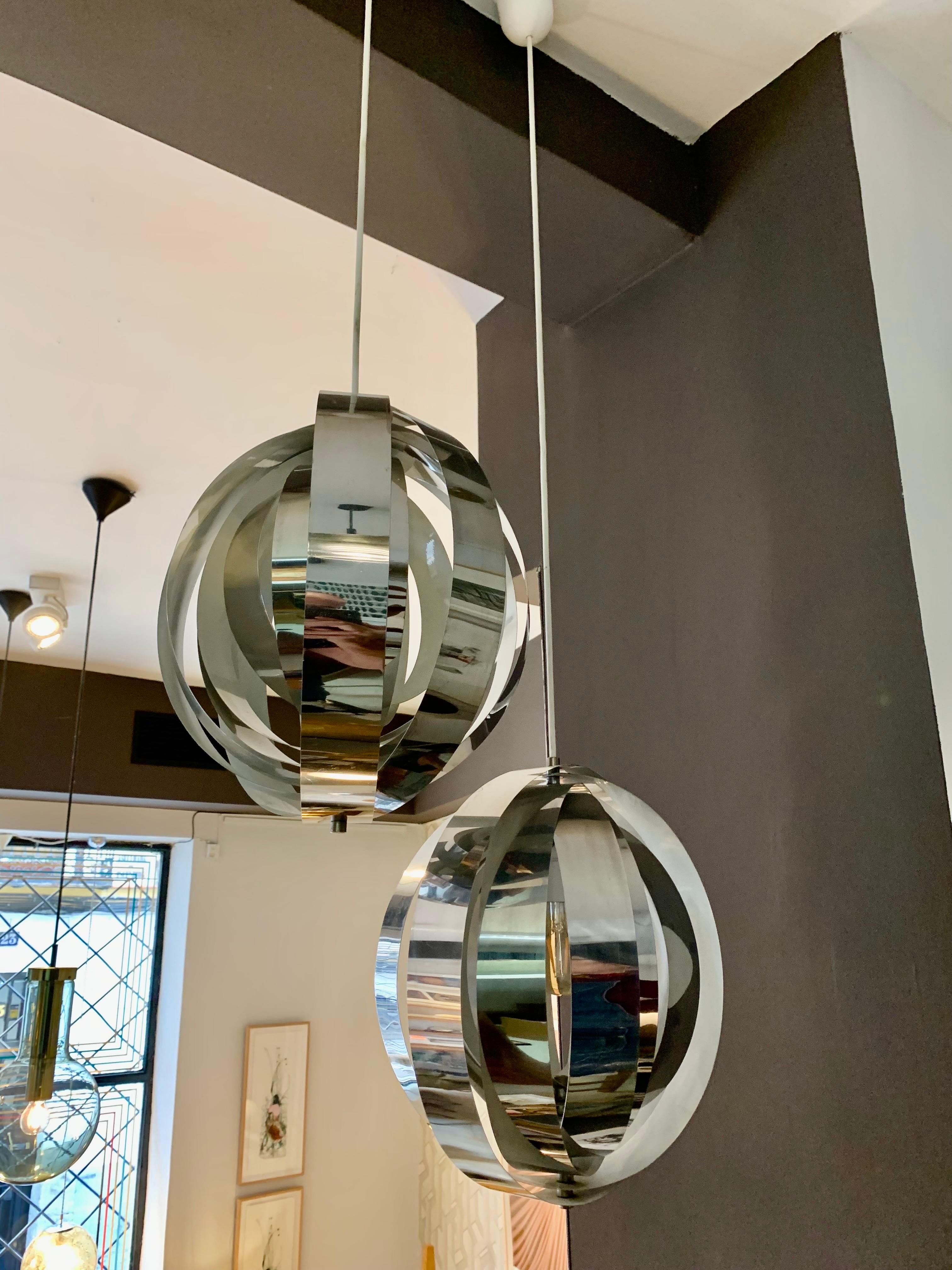 The Moon model pendant lamp in 1960 by Verner Panton for Louis Pulsen. It was one of his first lighting designs. The lamp is characterized by its design in the form of concentric arches with ten ring-shaped lamellae, in this case made of chromed