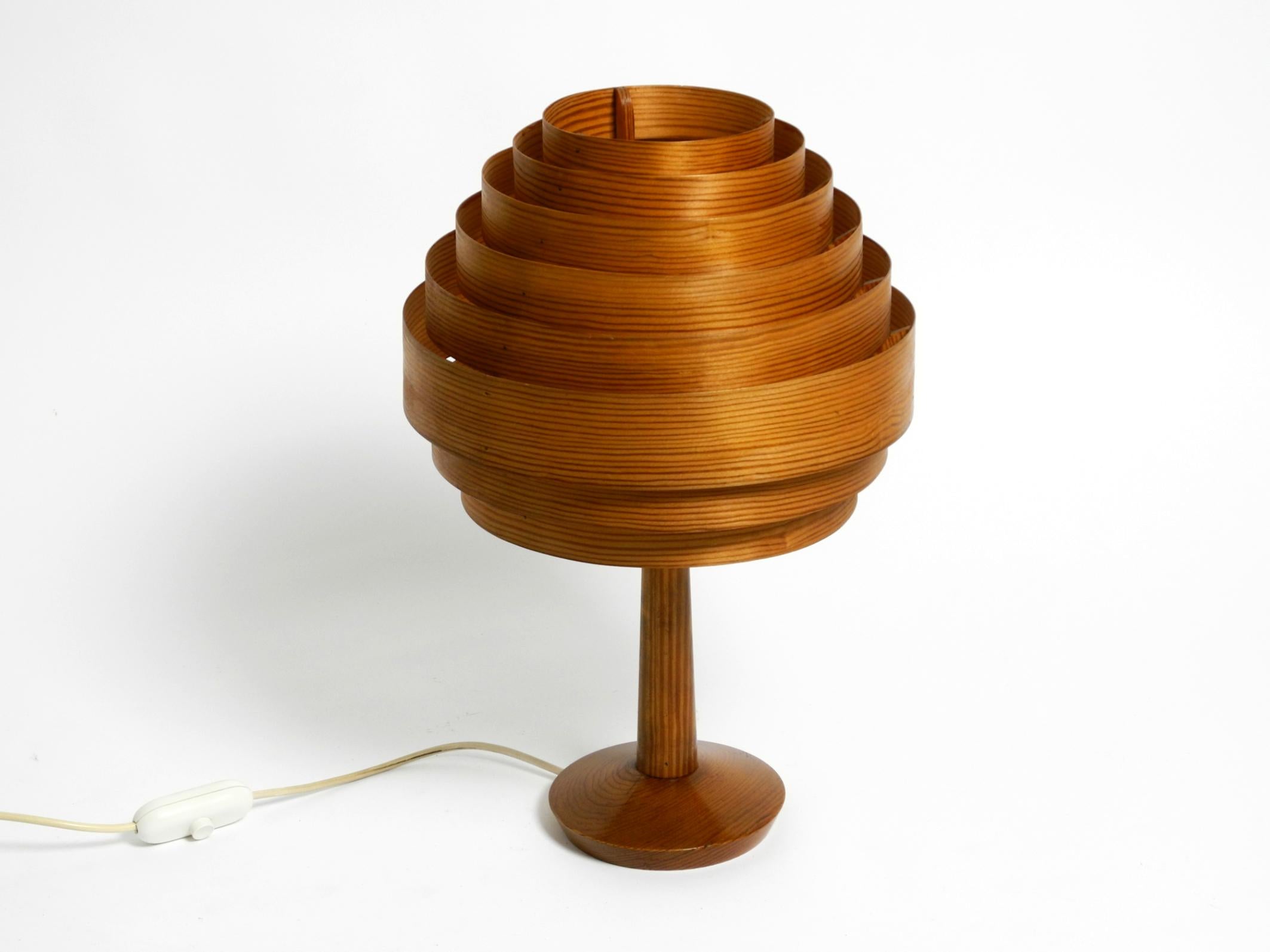 Magnifique lampe de table à lamelles en placage de pin des années 1960.
Design/One Jakobsson pour Markaryd. Fabriqué en Suède.
Un beau classique suédois des années 1960.
Très bon état vintage et entièrement fonctionnel.
La lampe entière n'est pas
