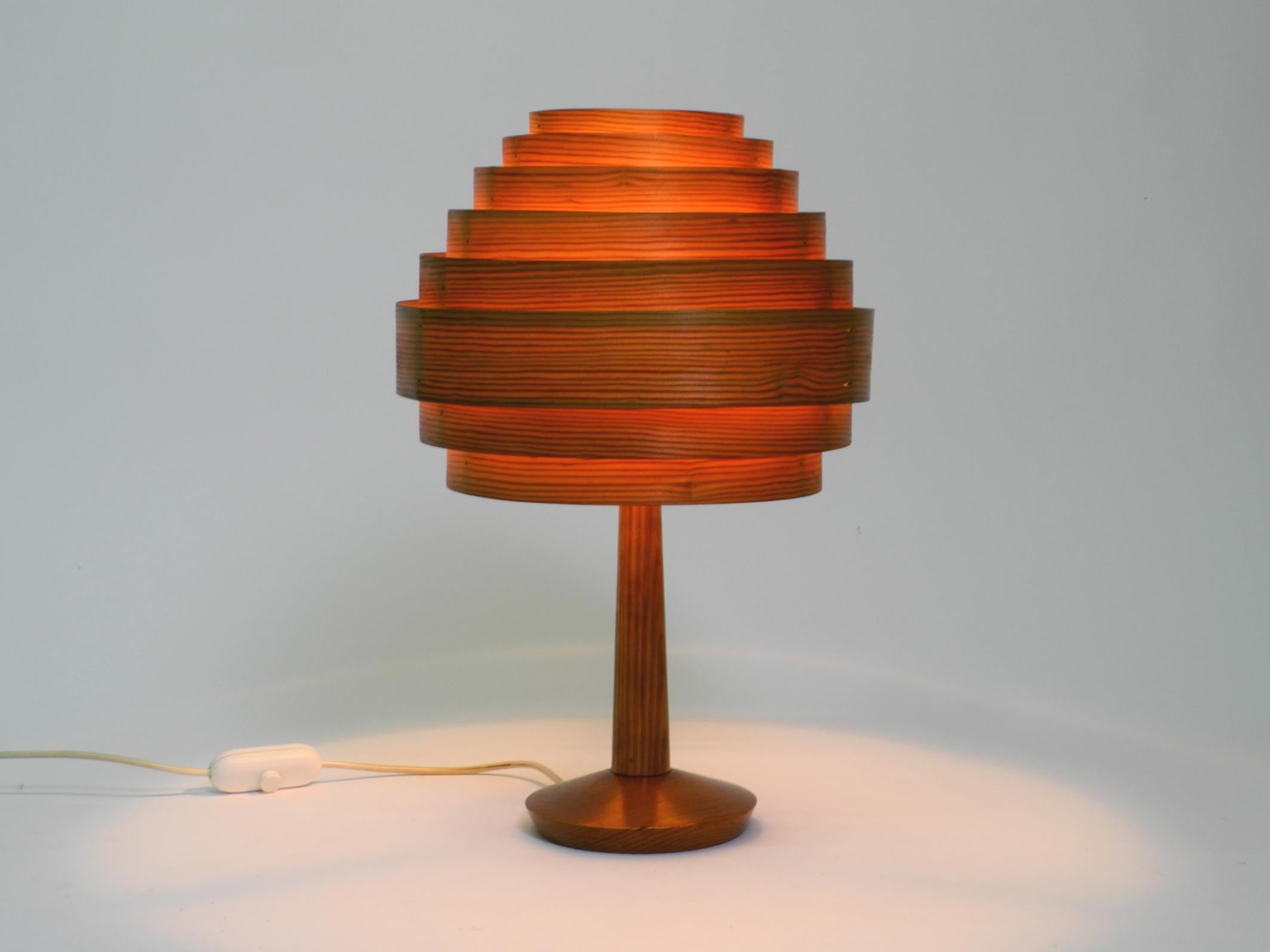 60s pine veneer lamella table lamp by Hans Agne Jakobsson  Markaryd Sweden In Good Condition For Sale In München, DE