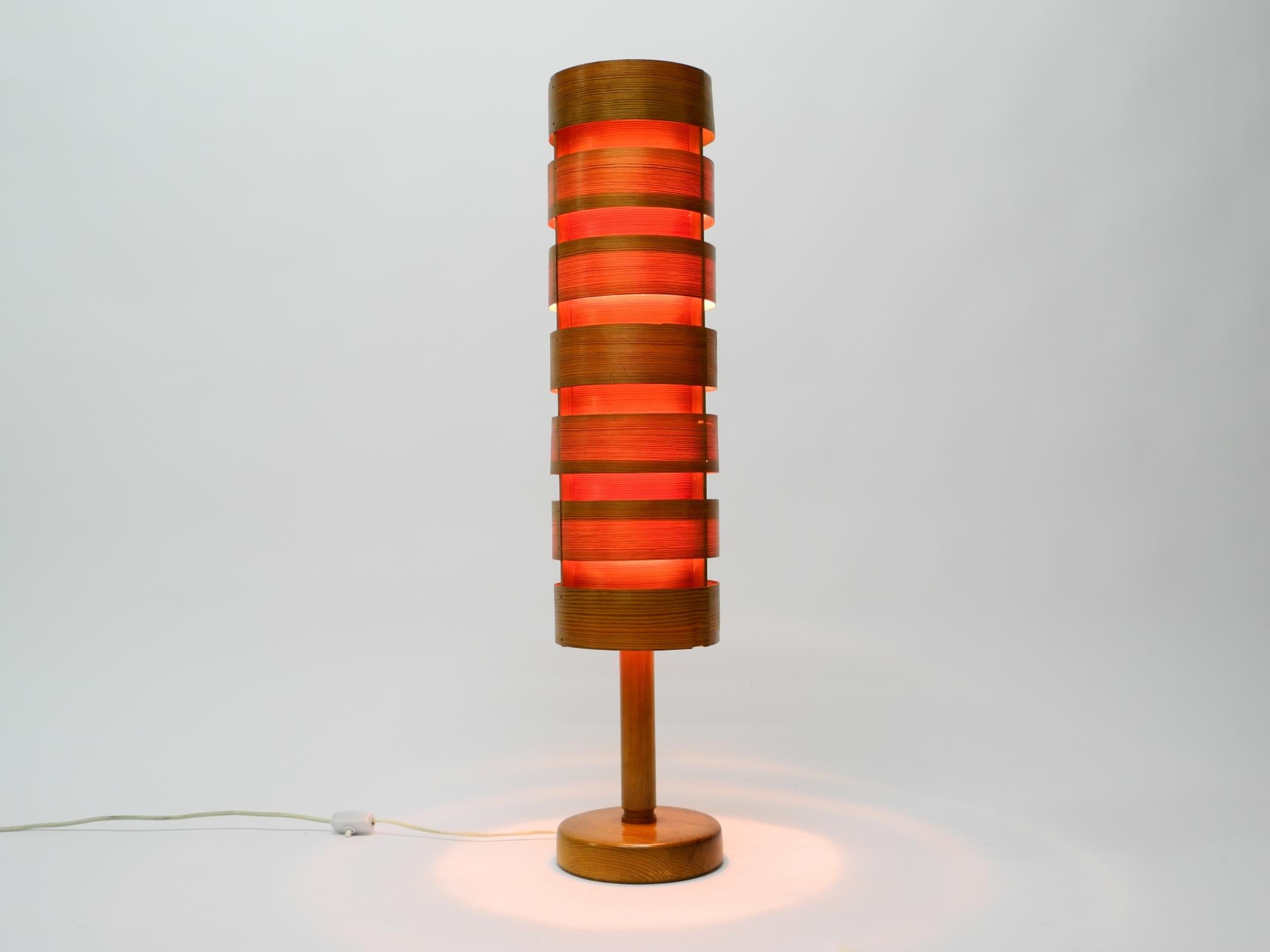 Beautiful very rare 1960s pine veneer slatted floor lamp. Design by Hans Agne Jakobsson for Markaryd. Made in Sweden.
Beautiful Swedish classic from the 1960s.
Heavy foot for stability. Good vintage condition and fully functional.
There are three