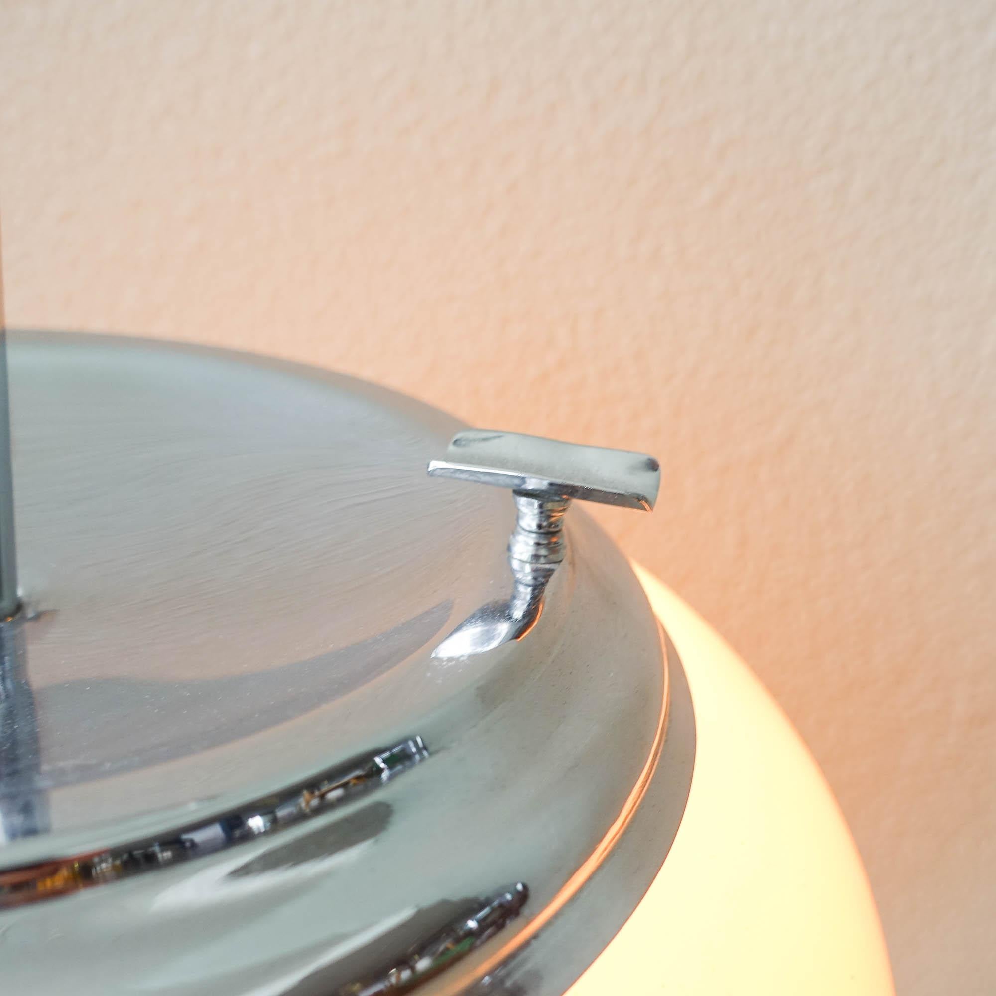 60er Jahre Rosa Portugiesisch Opalglas Aschenbecher Lampe (Metall) im Angebot