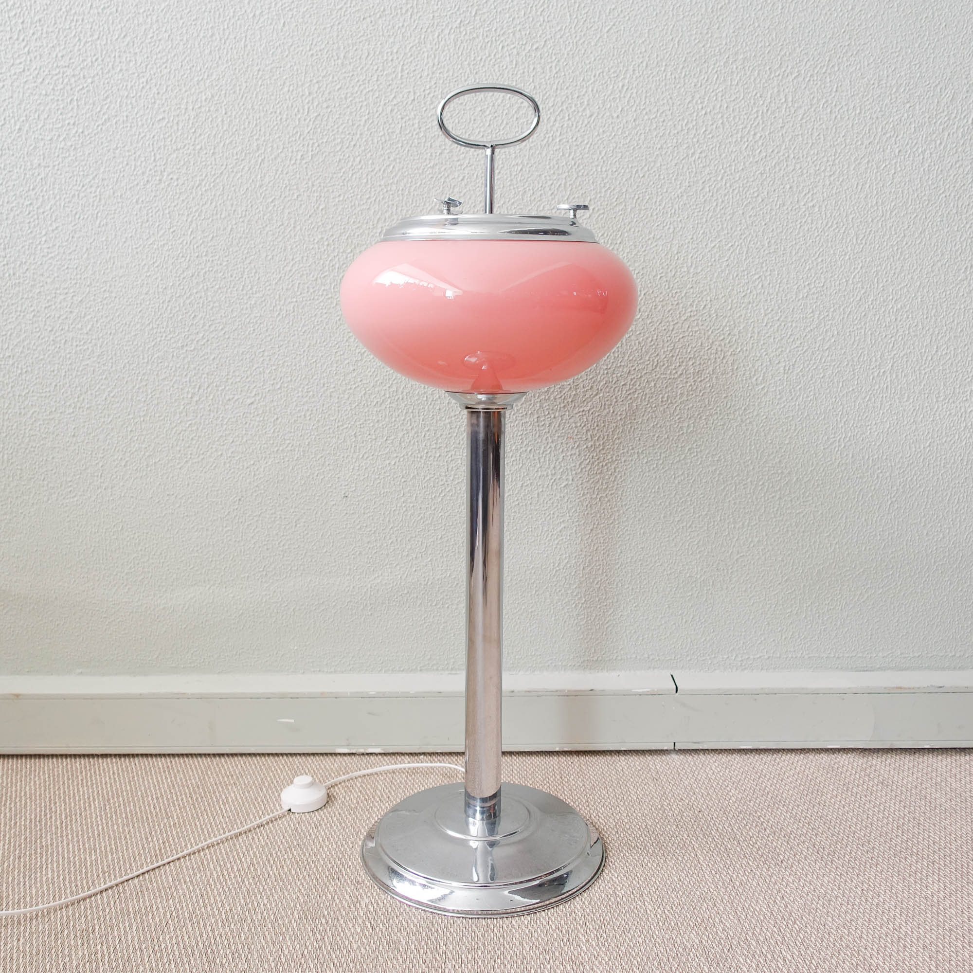 Lampe cendrier en verre opalin portugais rose des années 60