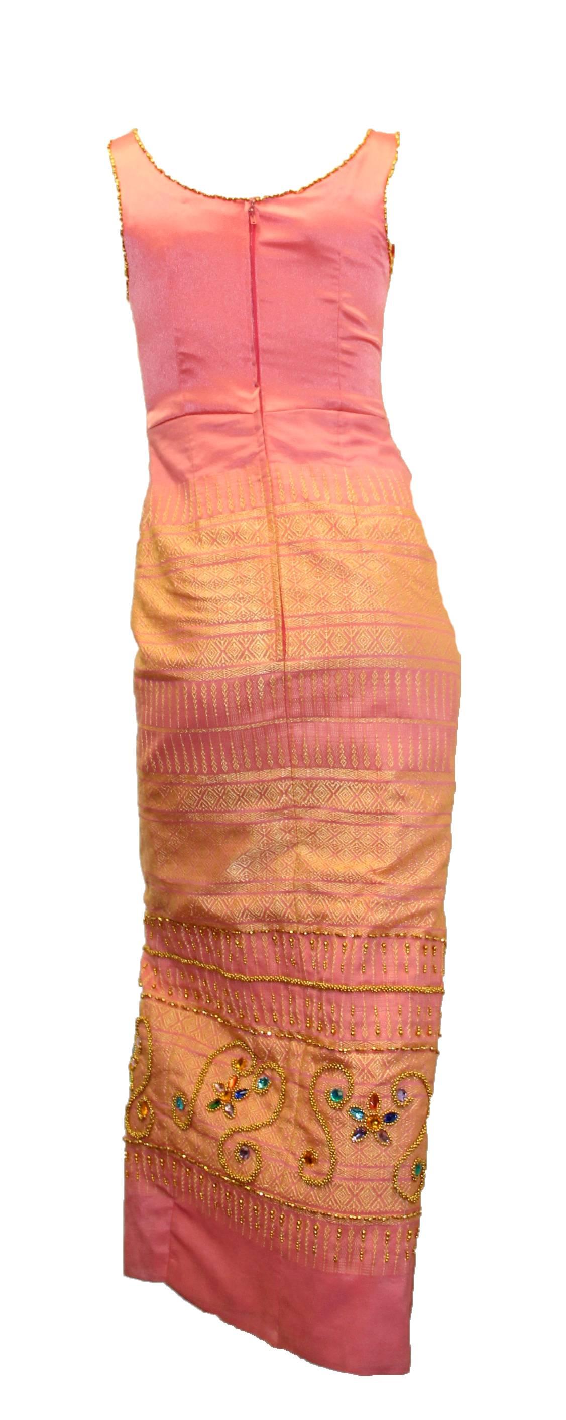 Vestido de noche de satén rosa de los años 60 bordado y con cuentas a mano. Abertura frontal de 21 pulgadas, pedrería multicolor.