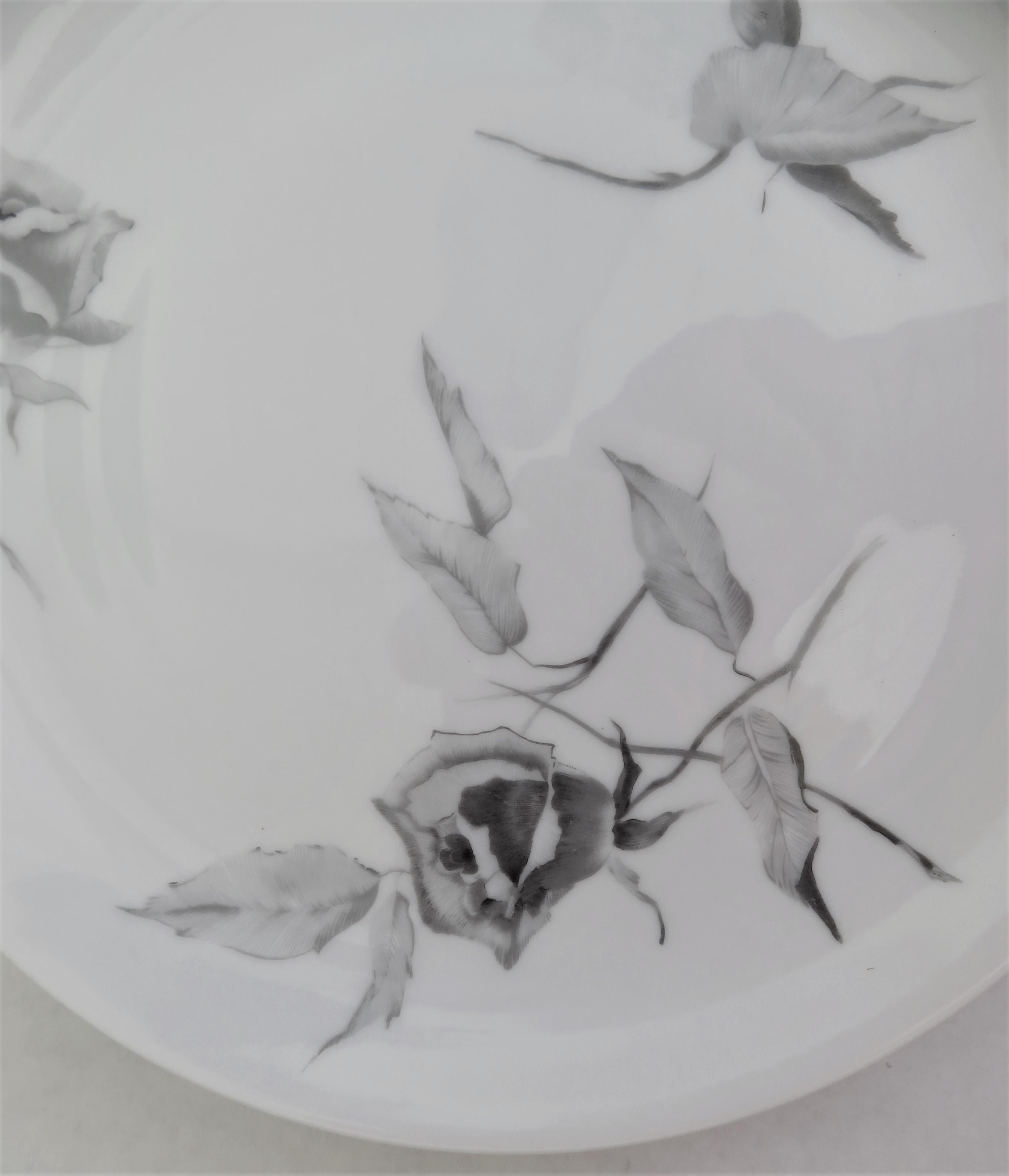 60s Raymond Loewy Jet Rose for Rosenthal 12 Dessert / Salad Plates In Excellent Condition In Miami, FL