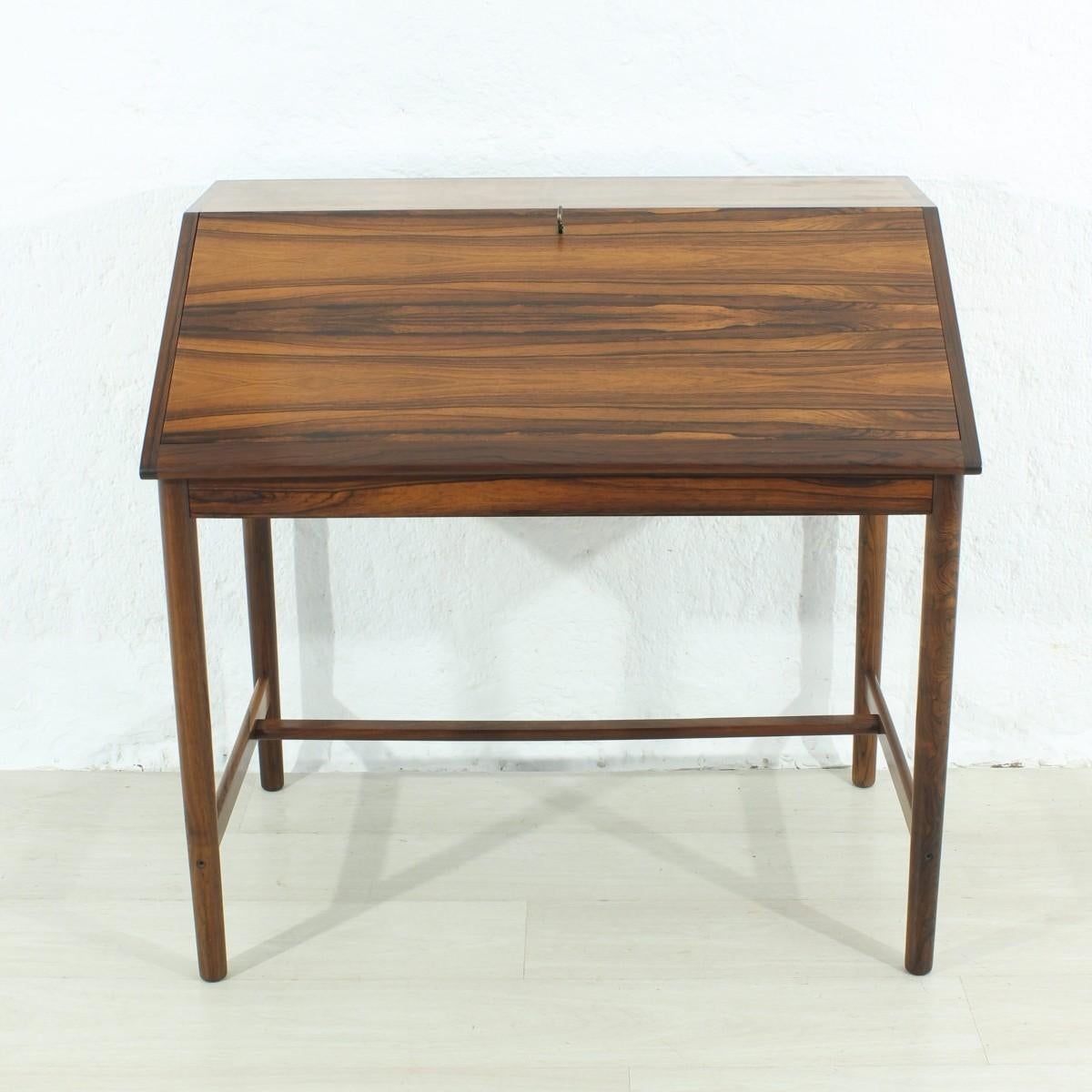 Material: rosewood, veneered and solid
small veneer damage to the base, so little visible that it is not photographically representable.
Original condition, cleaned and oiled.