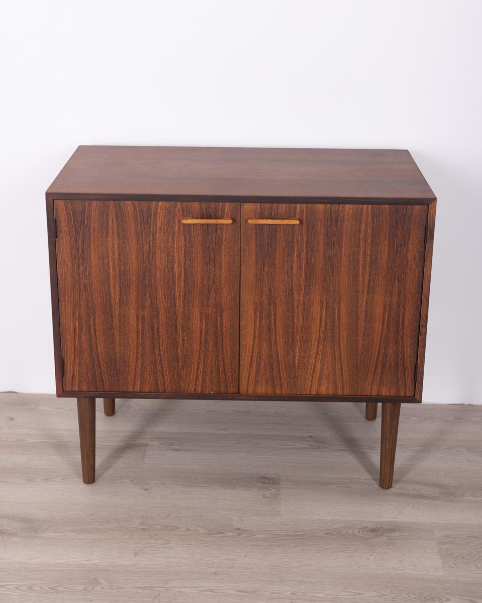 Rosewood sideboard, with two front doors, inside a top and two drawers.
Design Kai Kristiansen for Feldballes Møbelfabrik, 1960s.

CONDITION: In excellent condition, it may show slight signs of wear caused by time.

DIMENSIONS: Height 76 cm; Width
