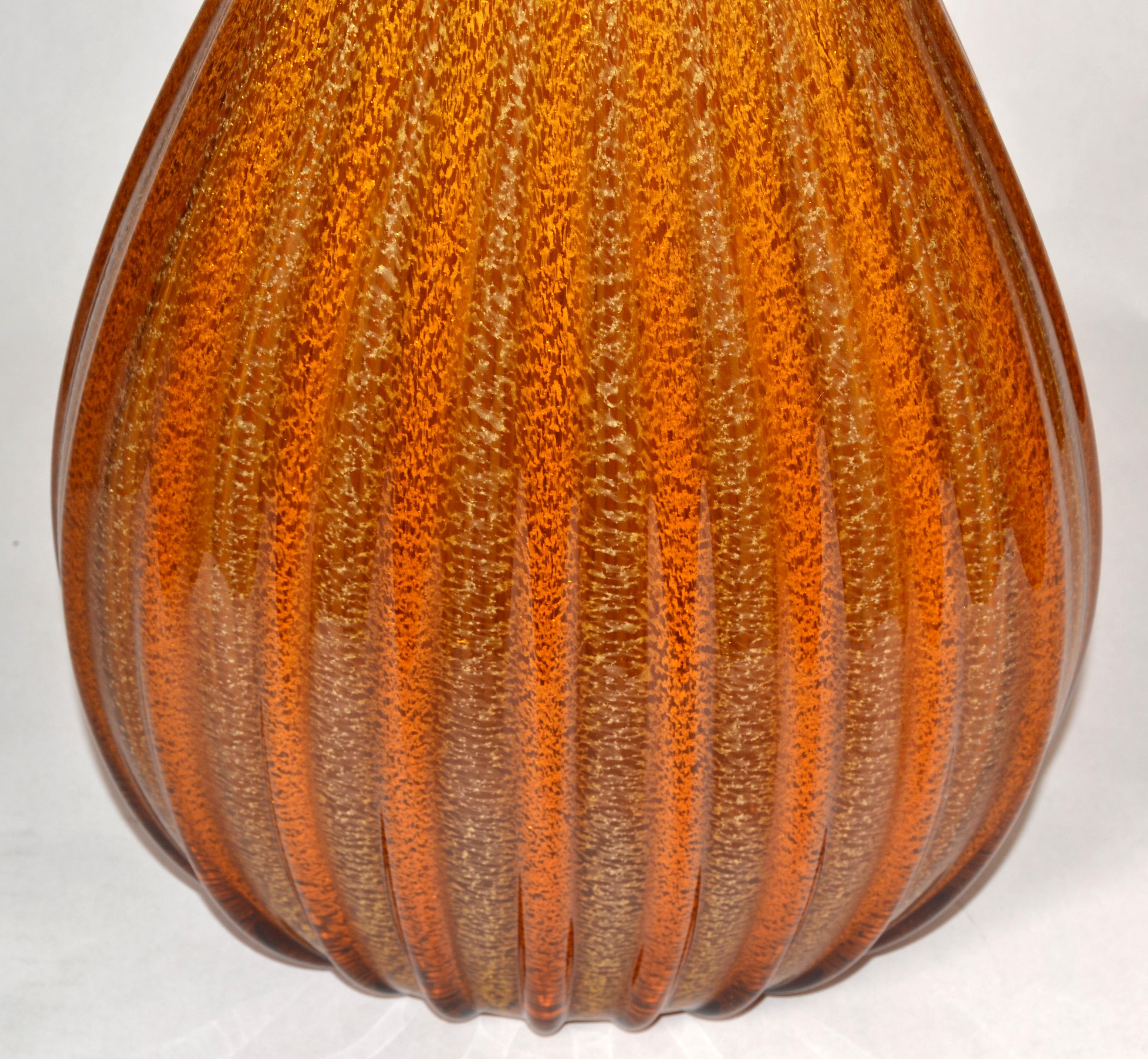 Vaso grande anni '60 di Seguso Murano, soffiato, scanalato e incamiciato d'oro. in vendita 2