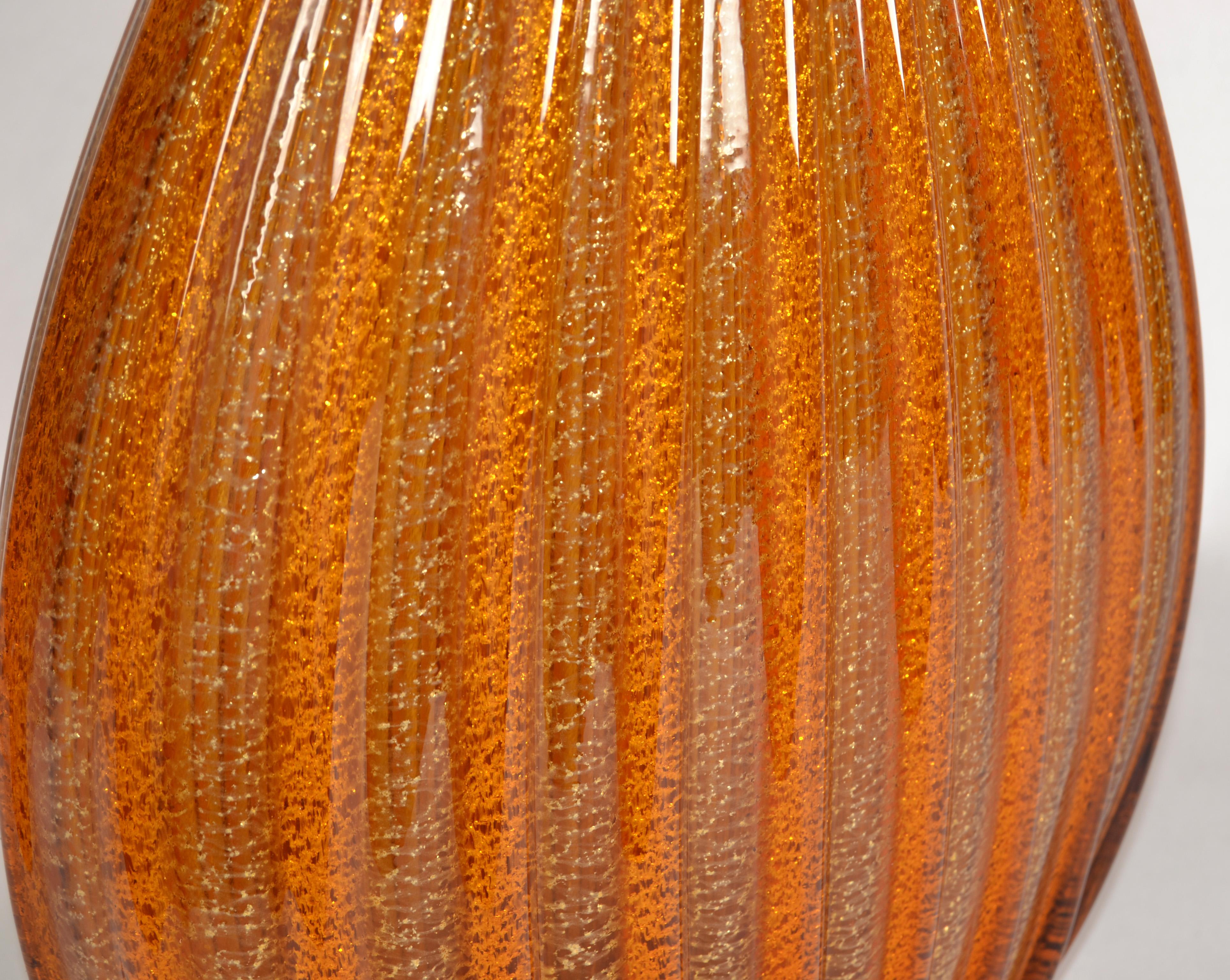 Vaso grande anni '60 di Seguso Murano, soffiato, scanalato e incamiciato d'oro. in vendita 3