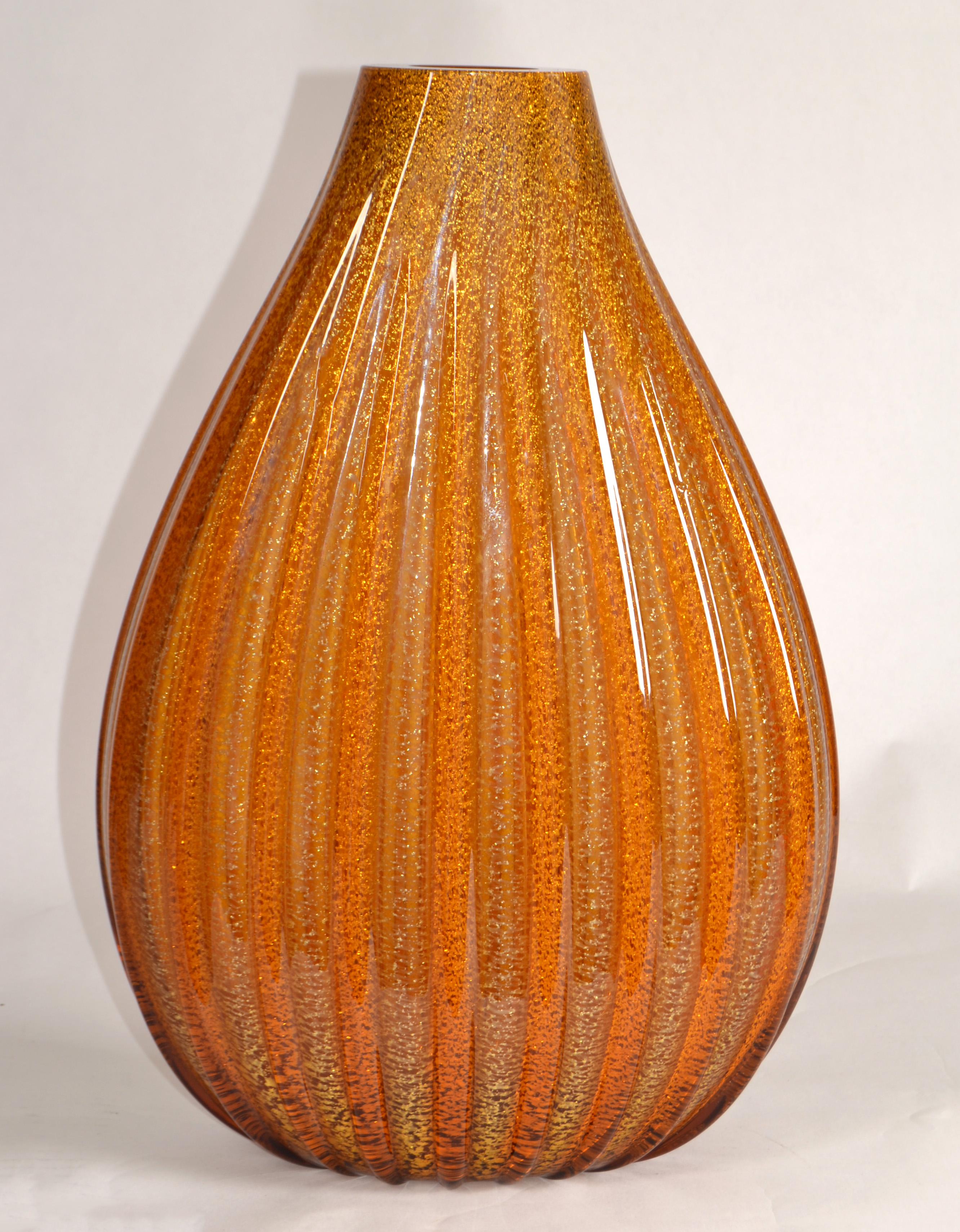 Vaso grande anni '60 di Seguso Murano, soffiato, scanalato e incamiciato d'oro. in vendita 9