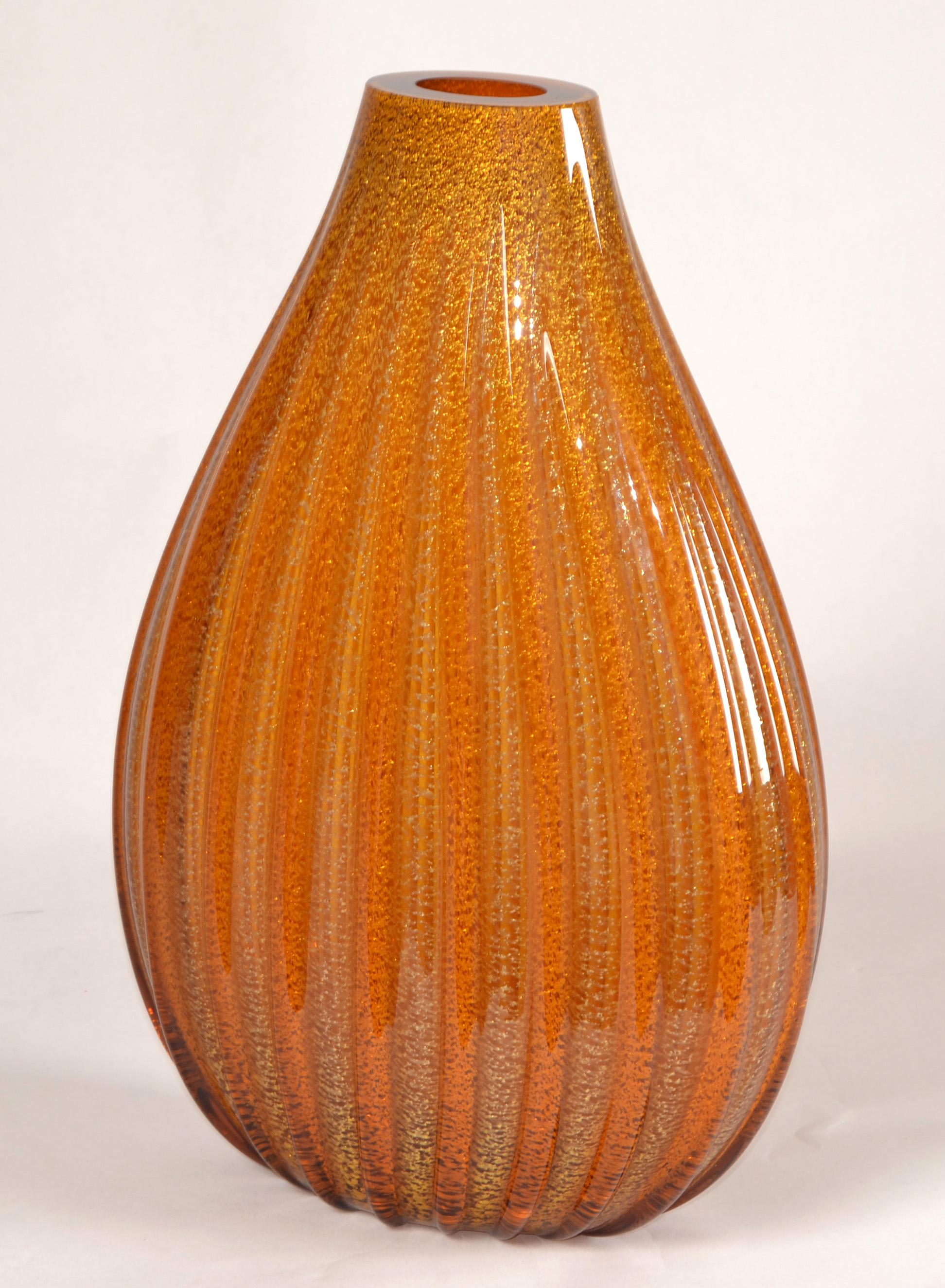 Italiano Vaso grande anni '60 di Seguso Murano, soffiato, scanalato e incamiciato d'oro. in vendita