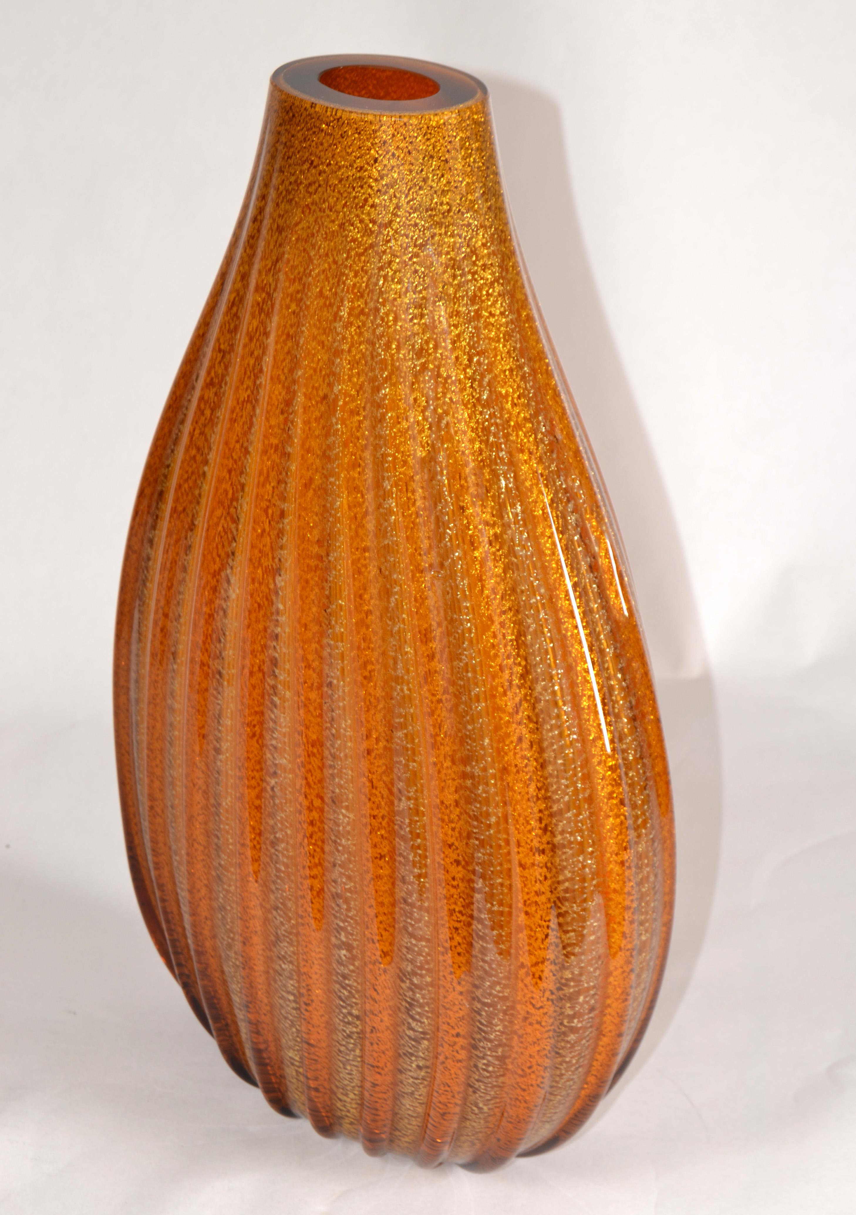 Fatto a mano Vaso grande anni '60 di Seguso Murano, soffiato, scanalato e incamiciato d'oro. in vendita