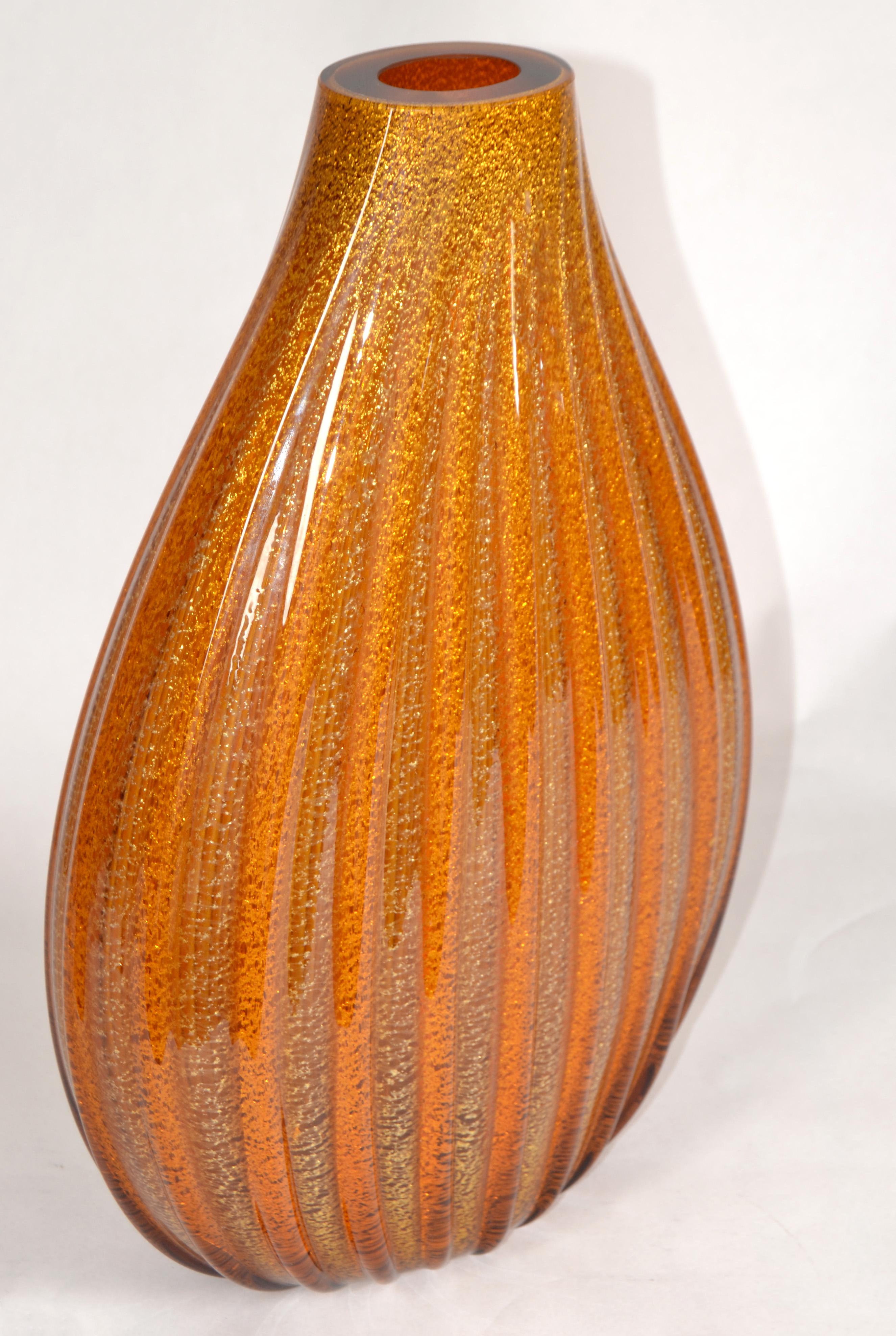 Vaso grande anni '60 di Seguso Murano, soffiato, scanalato e incamiciato d'oro. In condizioni buone in vendita a Miami, FL