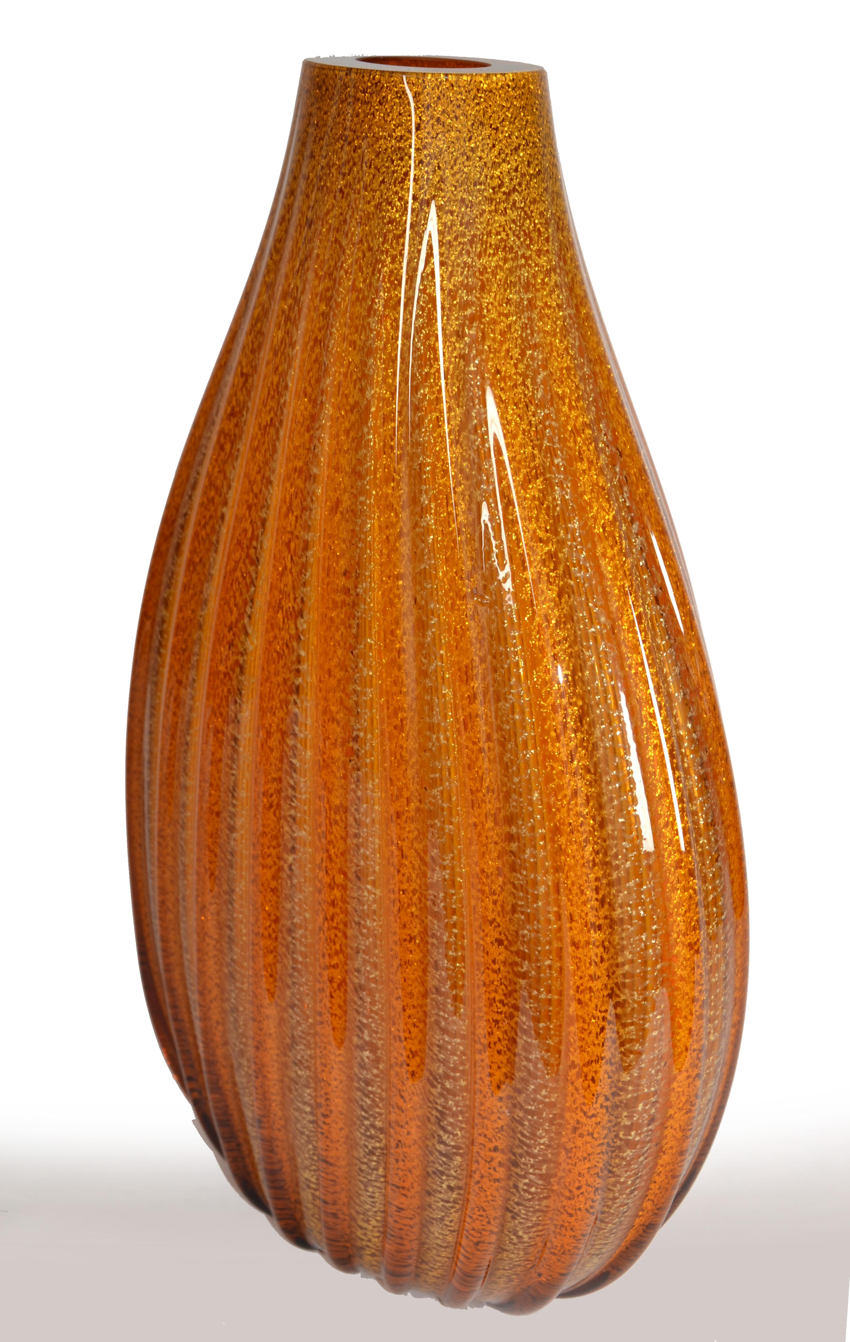 XX secolo Vaso grande anni '60 di Seguso Murano, soffiato, scanalato e incamiciato d'oro. in vendita