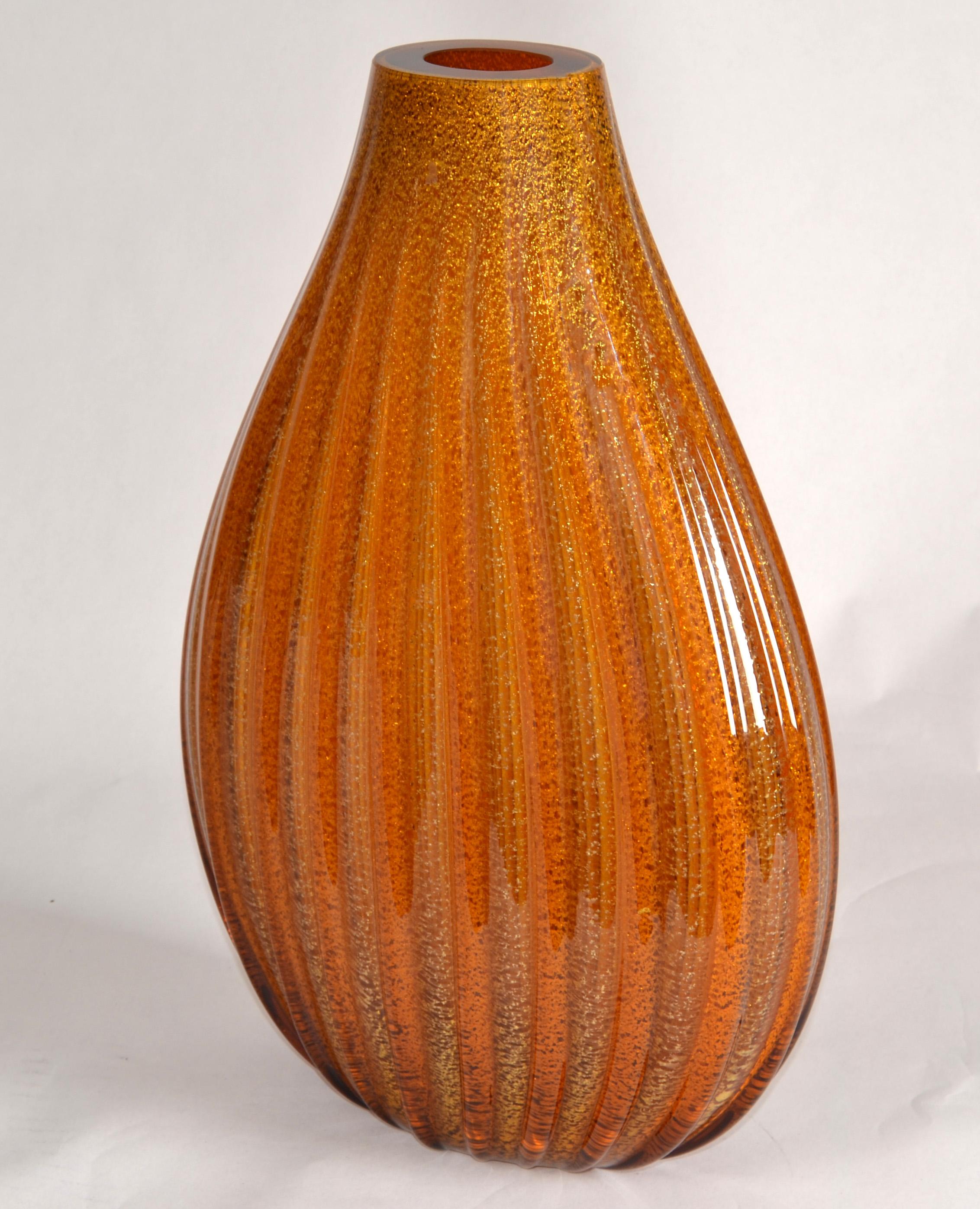 Vetro soffiato Vaso grande anni '60 di Seguso Murano, soffiato, scanalato e incamiciato d'oro. in vendita