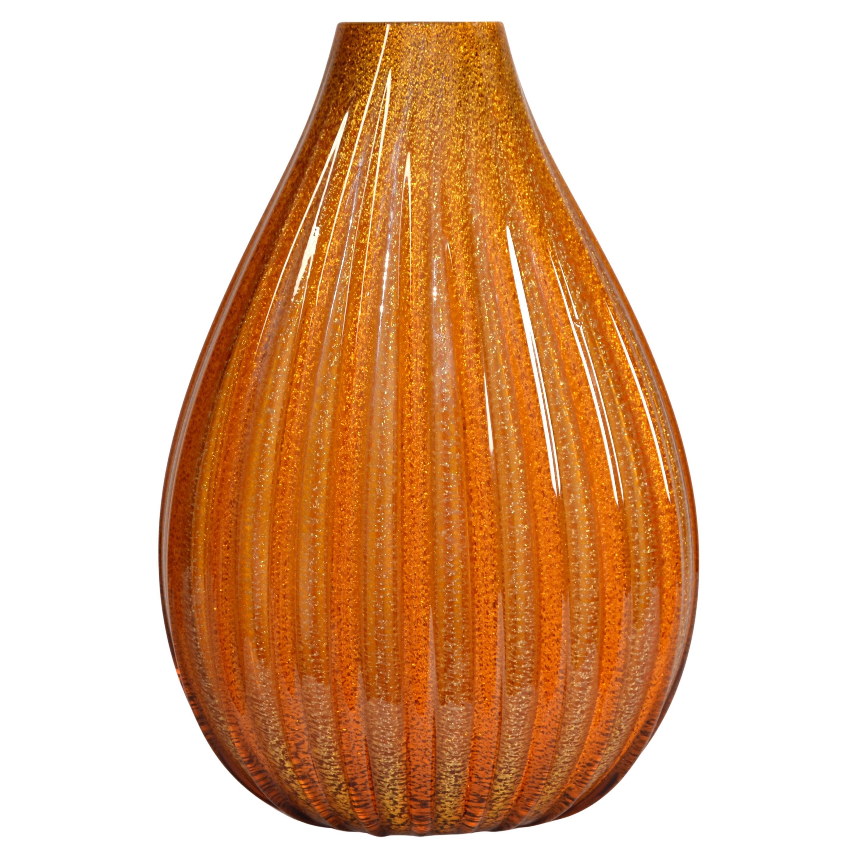 Vaso grande anni '60 di Seguso Murano, soffiato, scanalato e incamiciato d'oro. in vendita