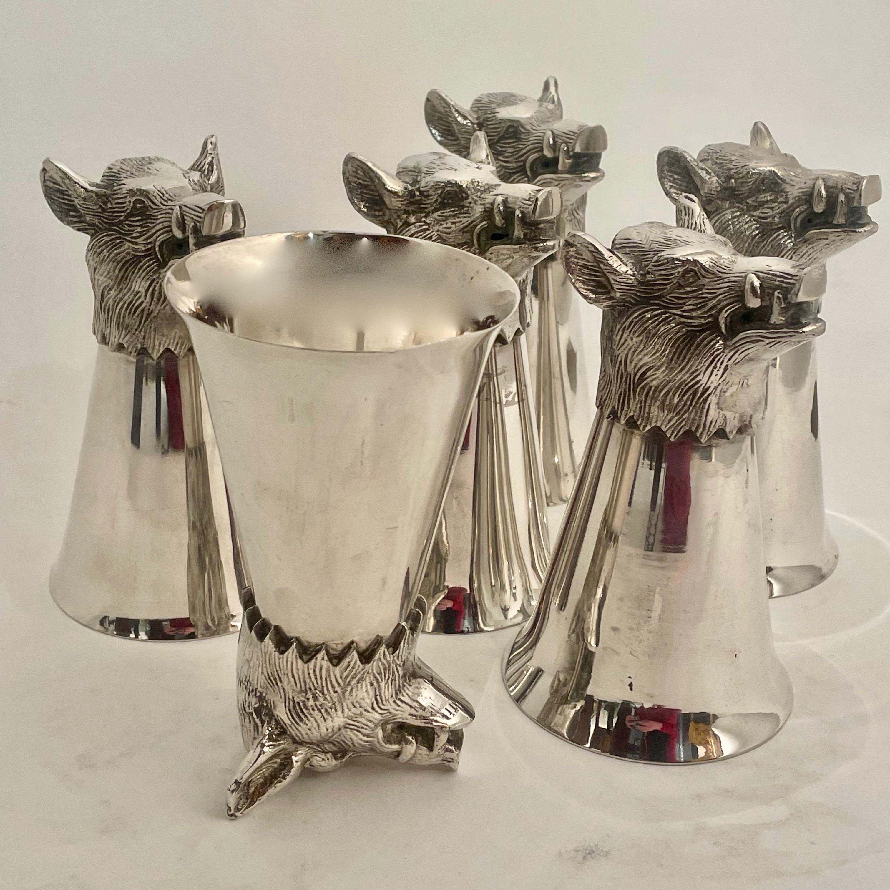 Ein Satz von sechs eleganten Tassen aus Silberblech von Valenti, einem spanischen Designer der 1960er Jahre.
Die leicht ausgestellten Becher haben die Form von Wildschweinköpfen, wenn sie auf den Kopf gestellt werden - jeder Kopf ist mit einem