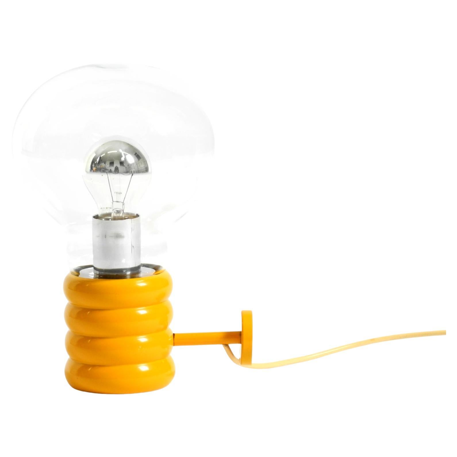 Lampe murale "Bulb" des années 60 par Ingo Maurer en jaune avec un abat-jour en verre clair