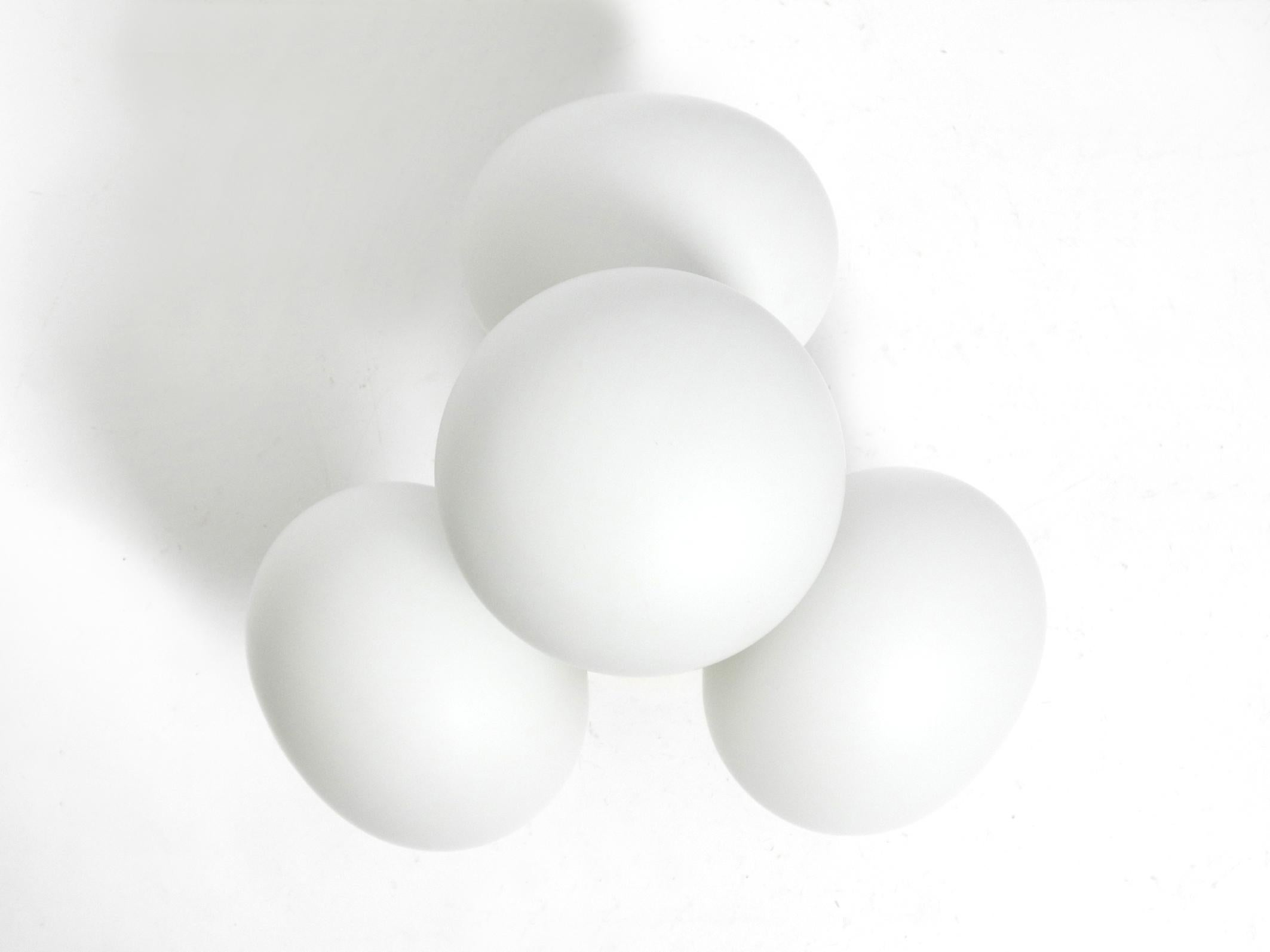 Plafonnier Kaiser Leuchten en laiton des années 60 avec 4 sphères ovales en verre blanc de l'ère spatiale en vente 8