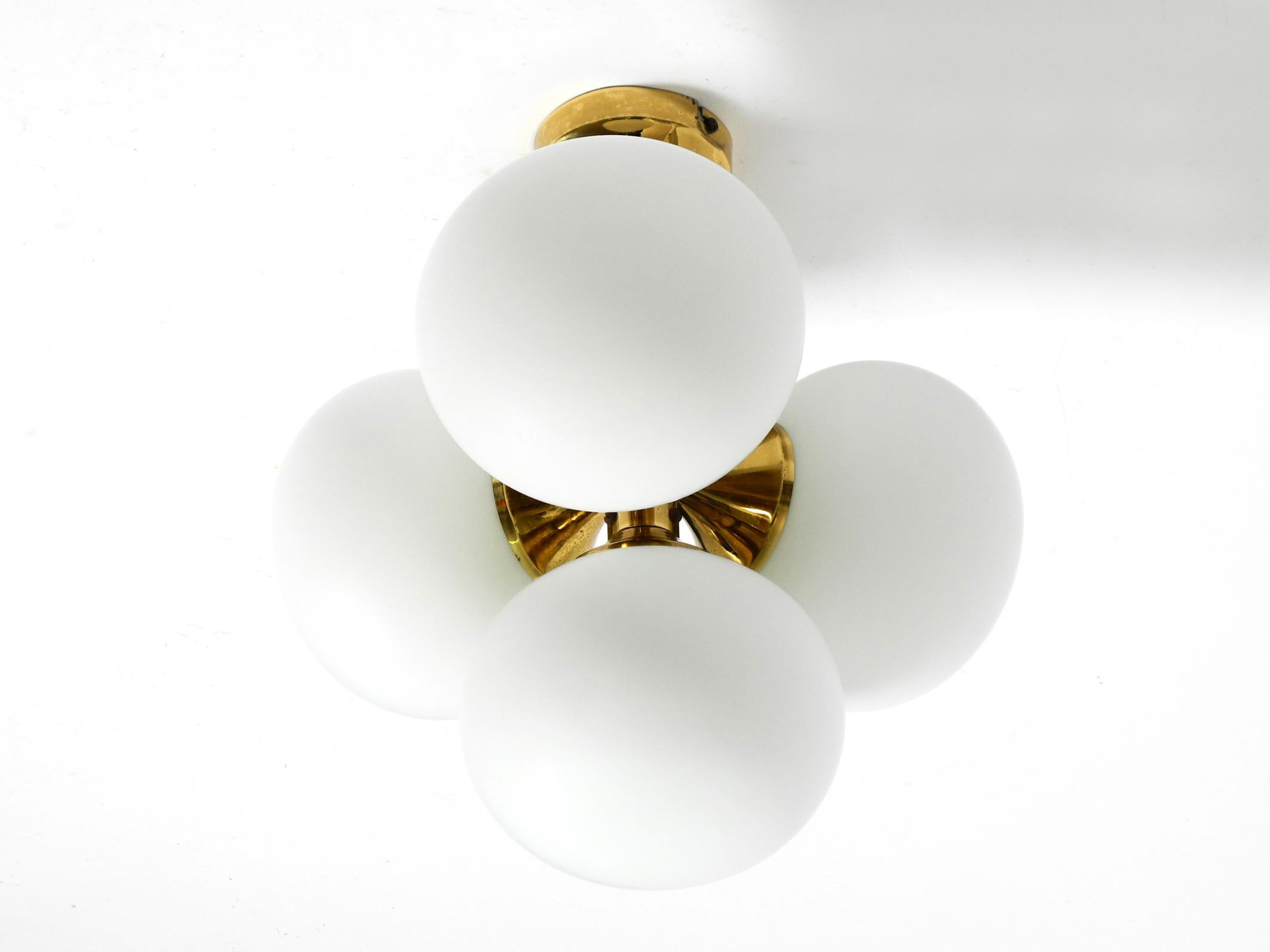 Plafonnier Kaiser Leuchten en laiton des années 60 avec 4 sphères ovales en verre blanc de l'ère spatiale en vente 12