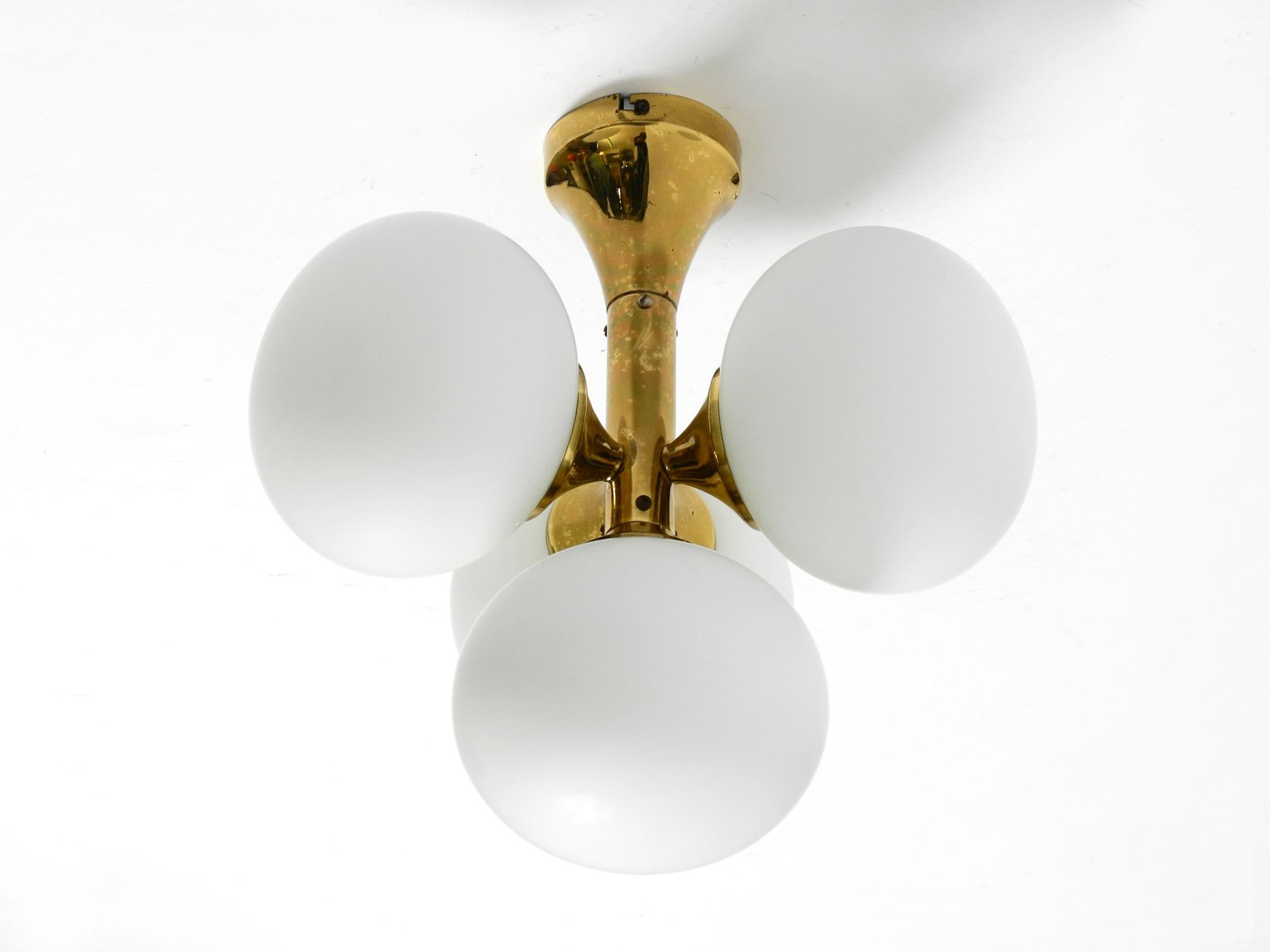 Ère spatiale Plafonnier Kaiser Leuchten en laiton des années 60 avec 4 sphères ovales en verre blanc de l'ère spatiale en vente
