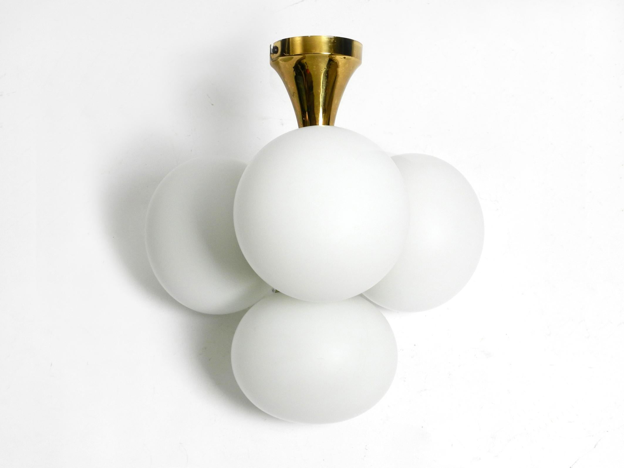 Allemand Plafonnier Kaiser Leuchten en laiton des années 60 avec 4 sphères ovales en verre blanc de l'ère spatiale en vente