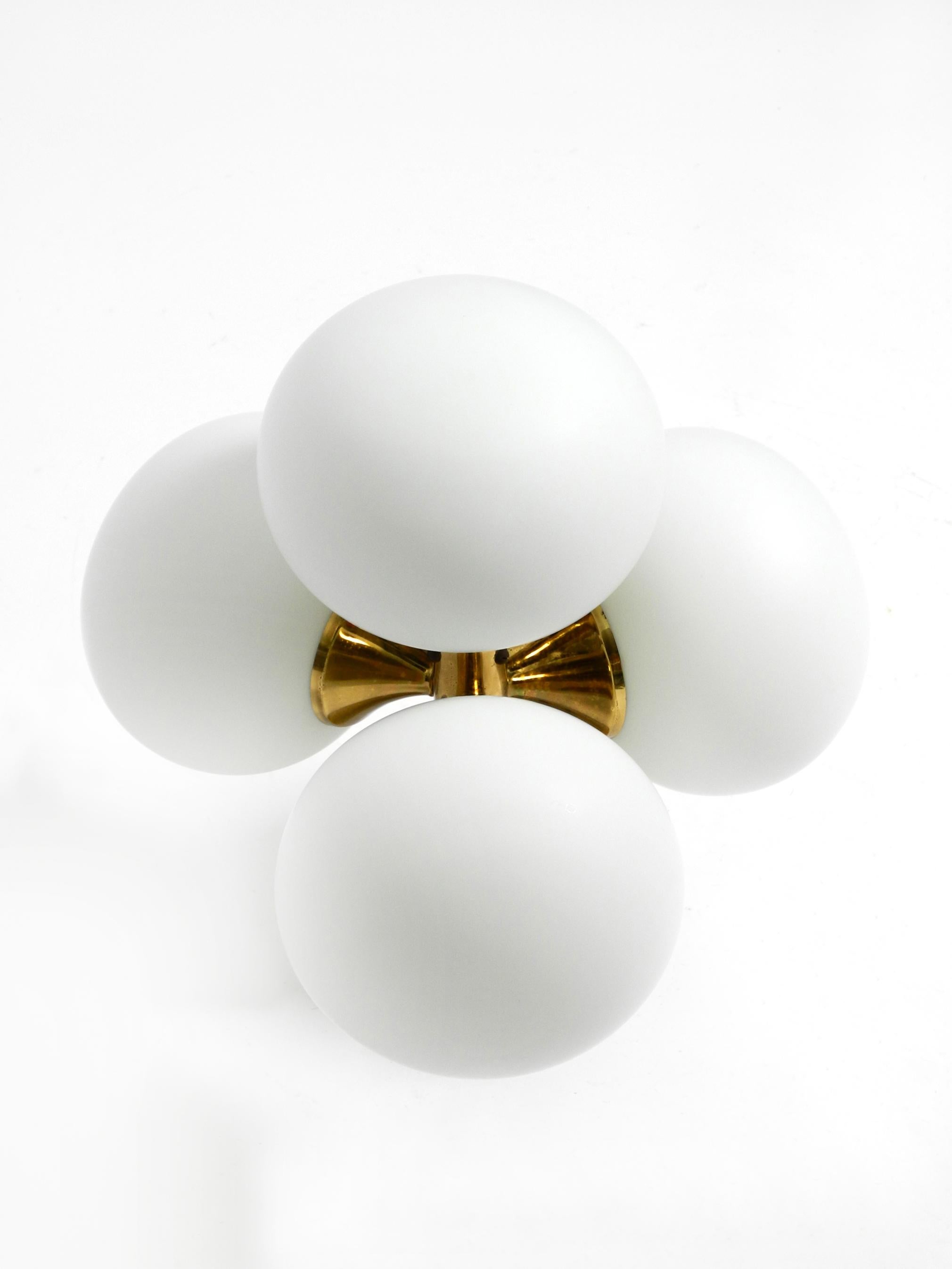 Plafonnier Kaiser Leuchten en laiton des années 60 avec 4 sphères ovales en verre blanc de l'ère spatiale Bon état - En vente à München, DE