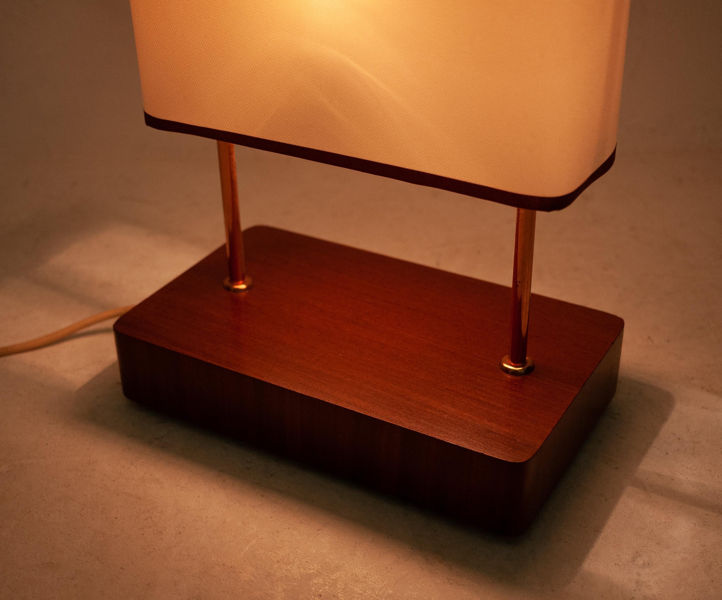 Superb floor lamp. Teak base and handle, with a red copper frame. Comes with three new custom made shades. Newly rewired. Really a lovely and beautiful light. Three lights, 1960s.






   
