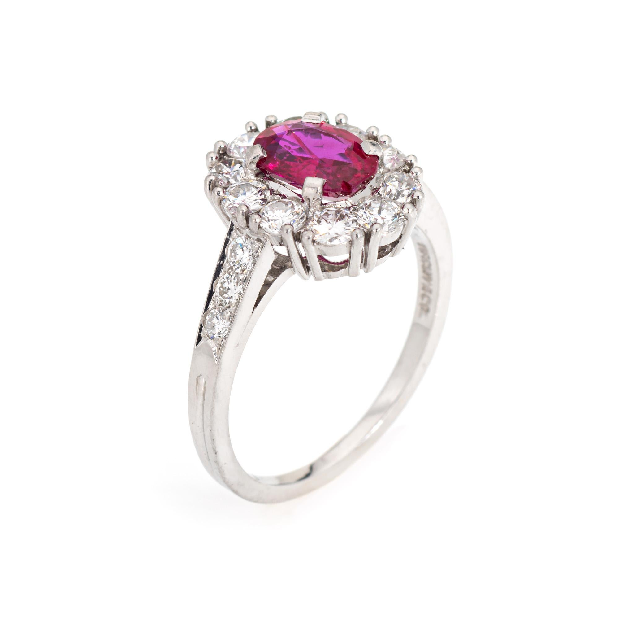 Bague vintage Tiffany & CIRCA avec rubis et diamants en platine 900 (circa 1960s).  

Le rubis naturel ovale de taille mixte mesure 7,1 x 5,4 x 3,0 mm (estimé à 1 carat). La couleur et les inclusions sont typiques des rubis de Birmanie (Myanmar). Il