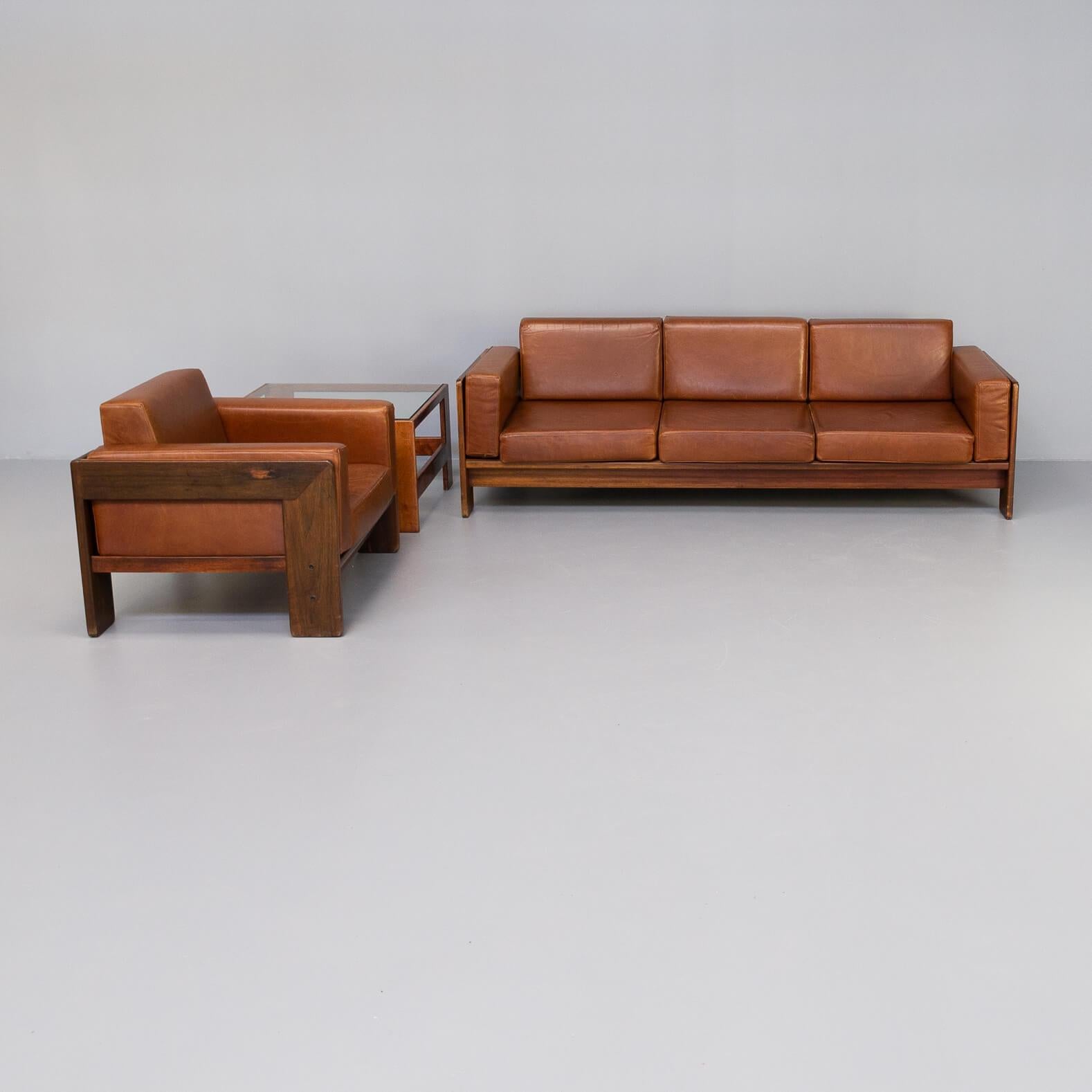 Beautiful Bastiano sofa made with a wooden frame and cognac brown leather cushions. Tobia Scarpa designed the Bastiano series for the experimental design laboratory of Gavina in 1960. About the result Gavina said it “exploited Le Corbusier’s idea of