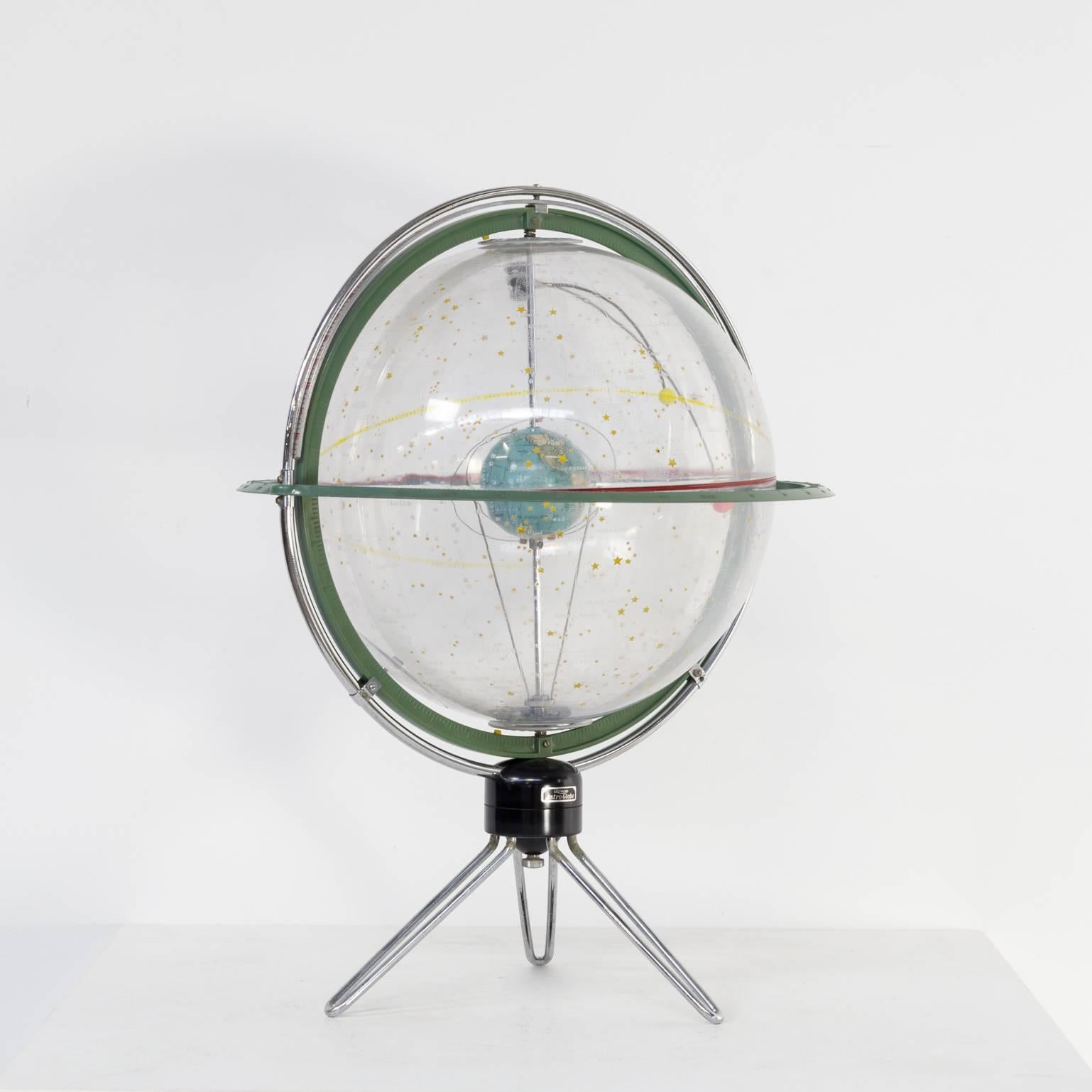 Cet astro-globe possède une sphère céleste en plastique transparent pour une compréhension claire des phénomènes astronomiques dans un cadre tridimensionnel réaliste, aussi vrai nature qu'un planétarium. Il affiche les conditions de mouvement des